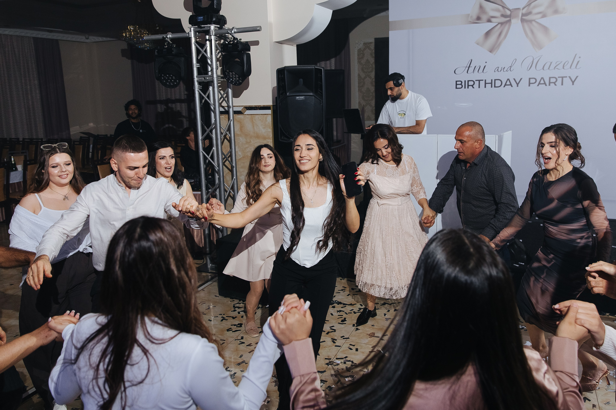 Ани и Назели. 35&5 День рождения, «Янтарь». Фотограф в Красноярске Надежда Воскресенская