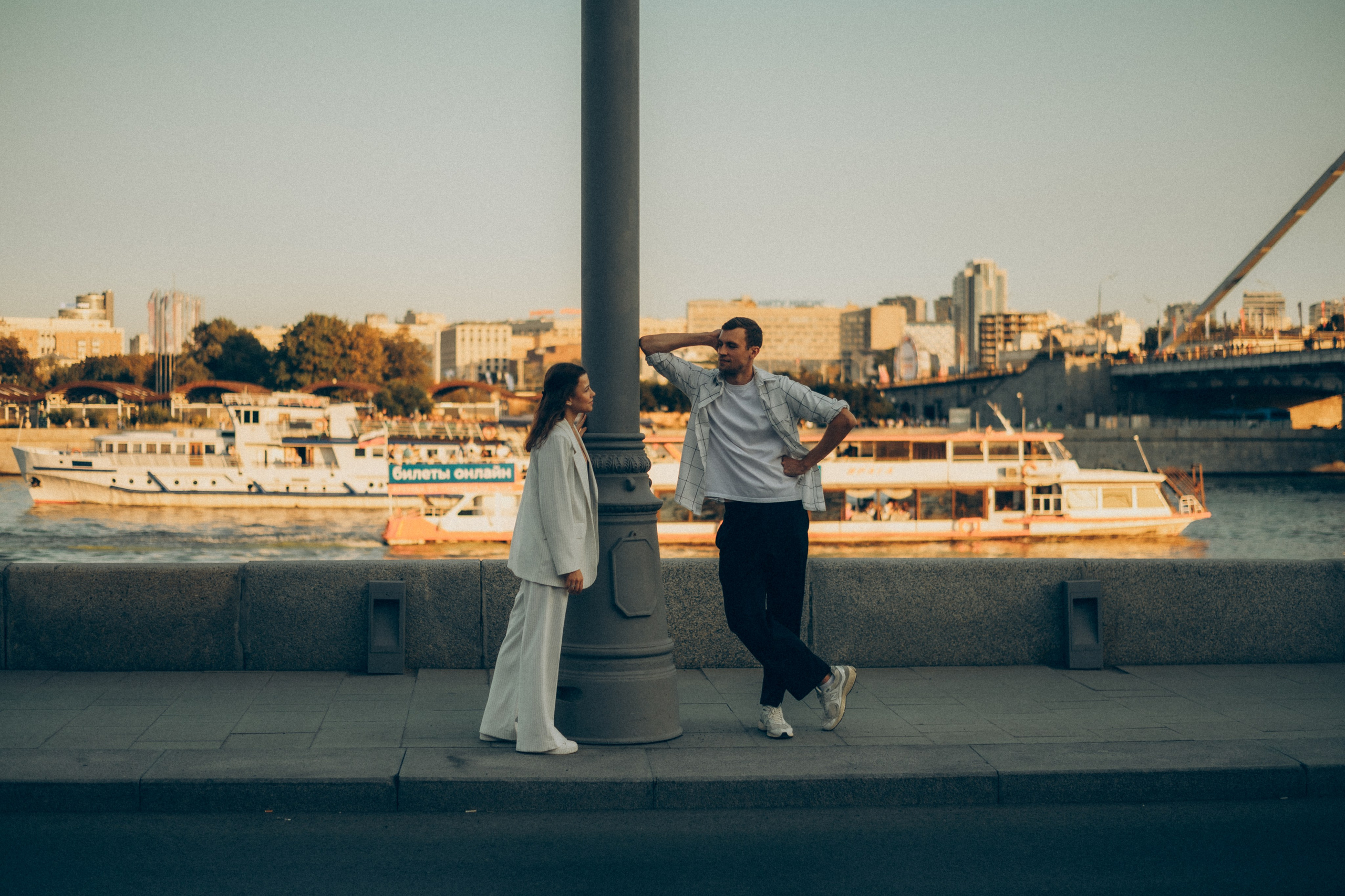 Любовь на набережной в Москве