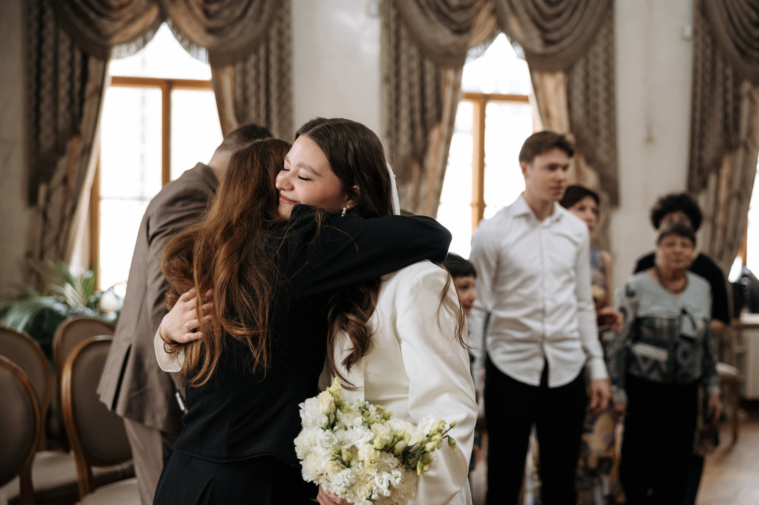 Роспись в читальне им. Пушкина — место, набирающее популярность в 2026 году. Свадебный фотограф Москва Виктория Медовик