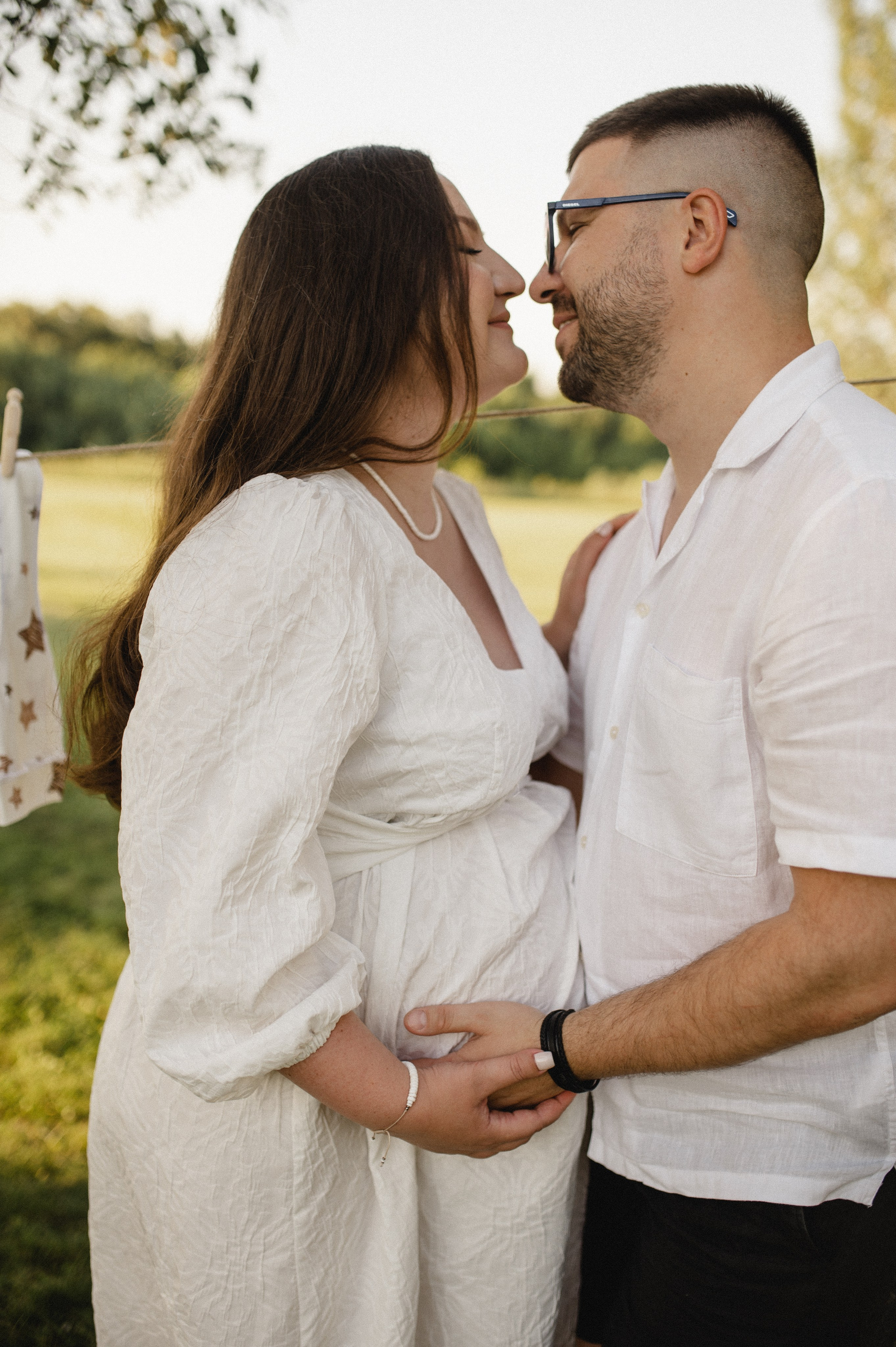 Фотосессия беременности на природе в парке Москвы. Семейная фотосессия Бутово Москва фотограф Алина Морщагина