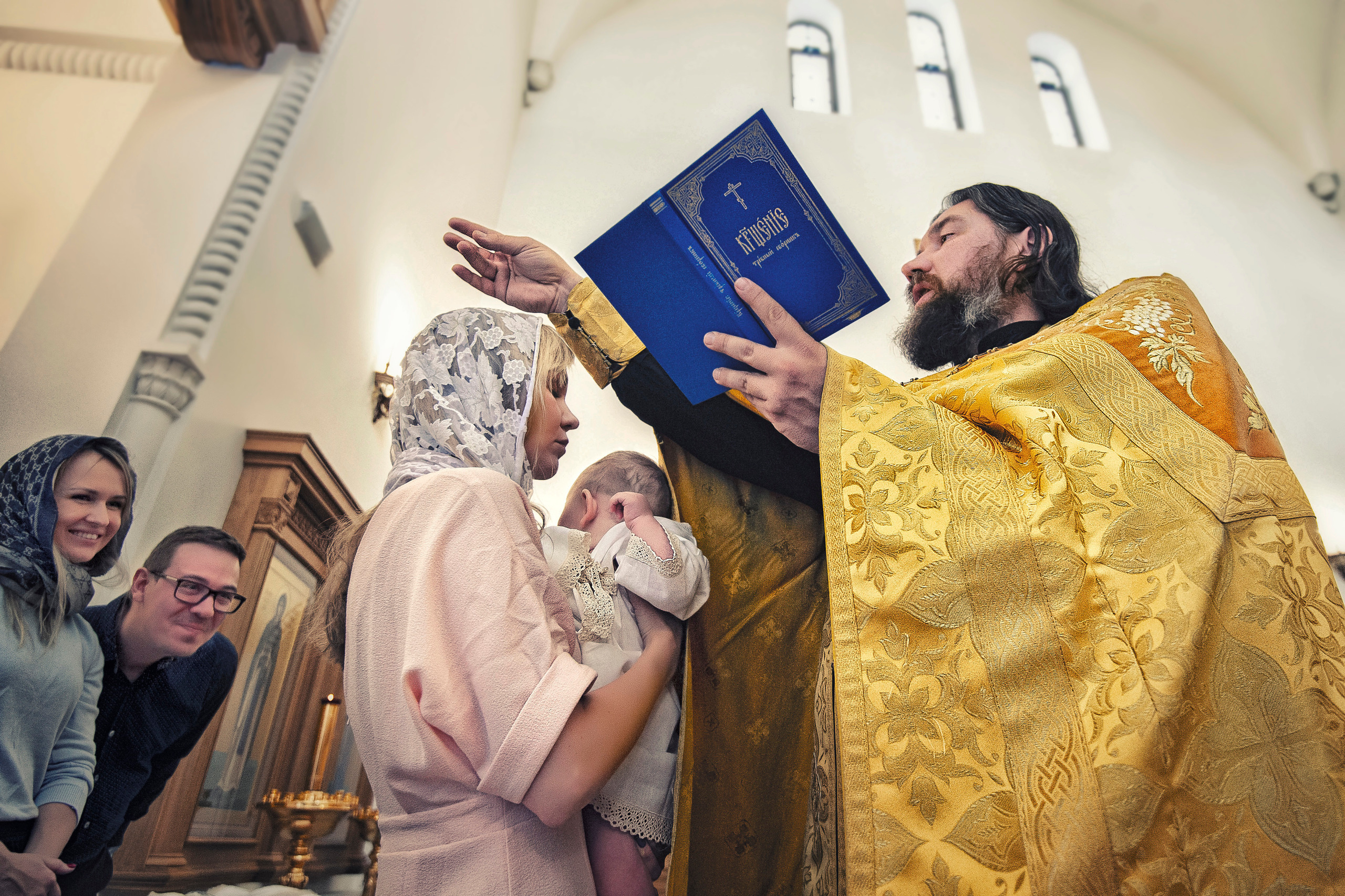 Фотосьемка крестин в церкви. Свадебный фотограф Наталья Немцева в Санкт-Петербурге