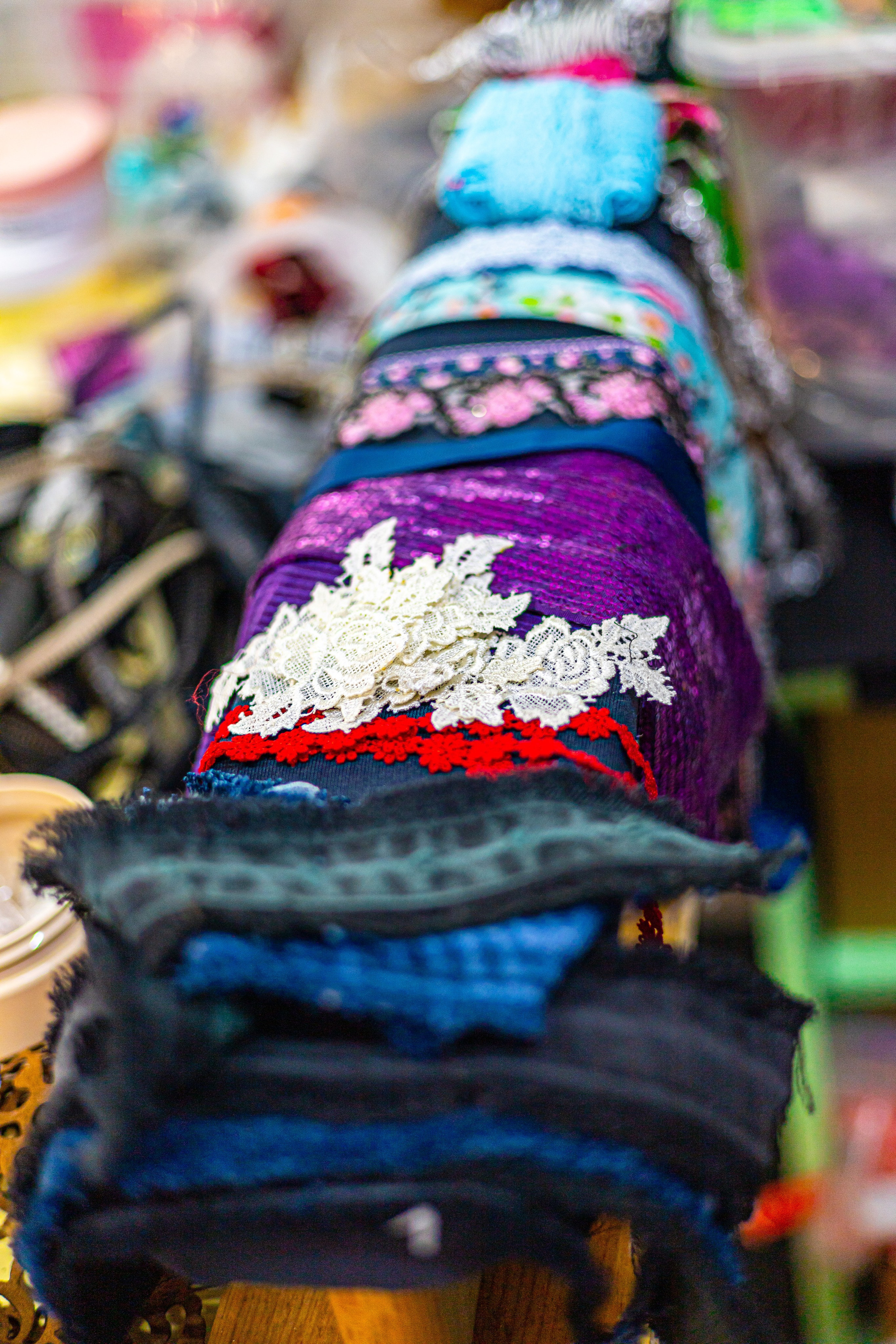 Браслеты из джинсы — мастер-класс по шитью для девочек. Владивосток. Школа для девочек во Владивостоке — Само Совершенство