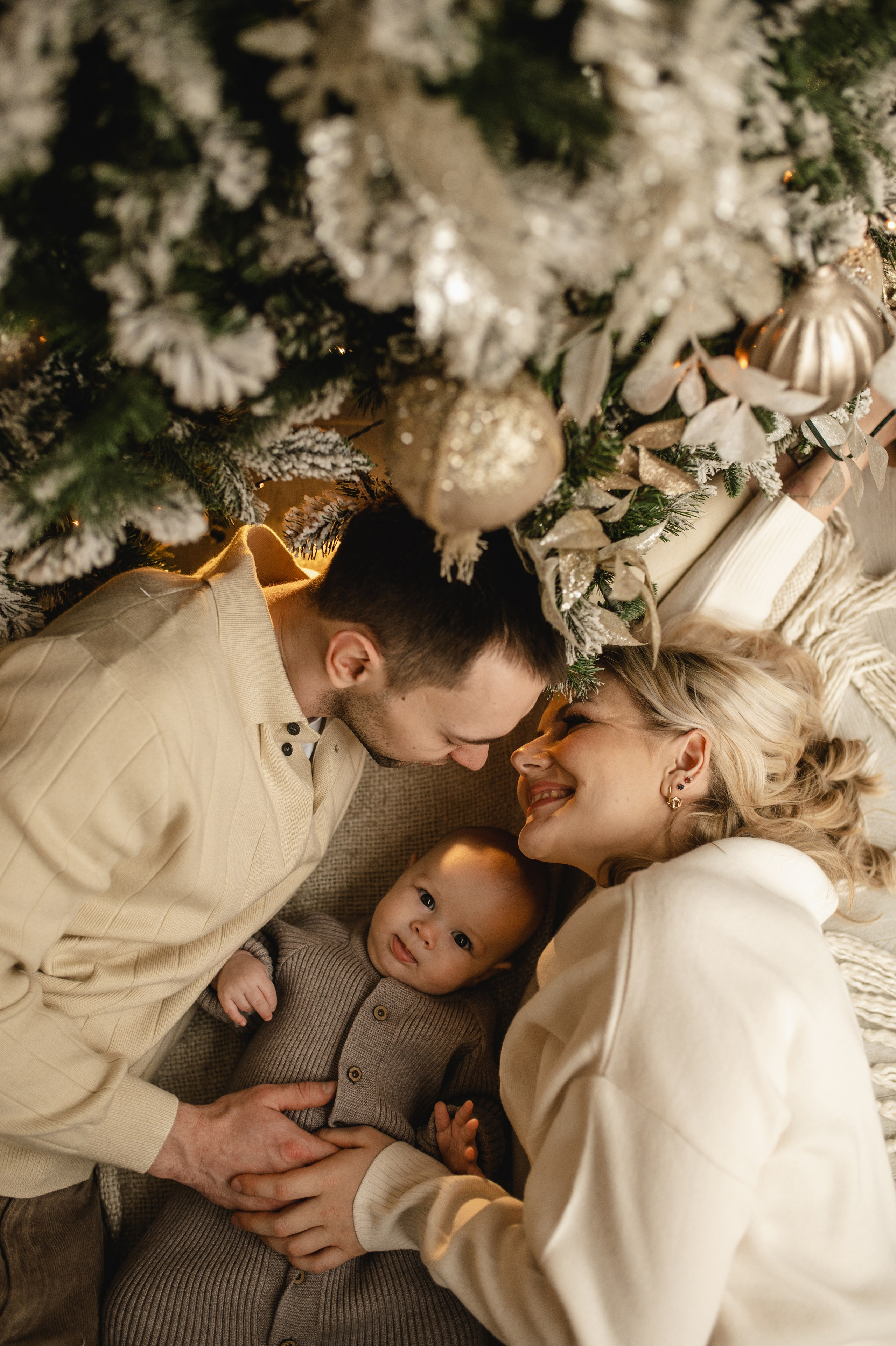 Новогодняя фотосессия в студии с малышом 6 месяцев в Бутово. Семейная фотосессия Бутово Москва фотограф Алина Морщагина