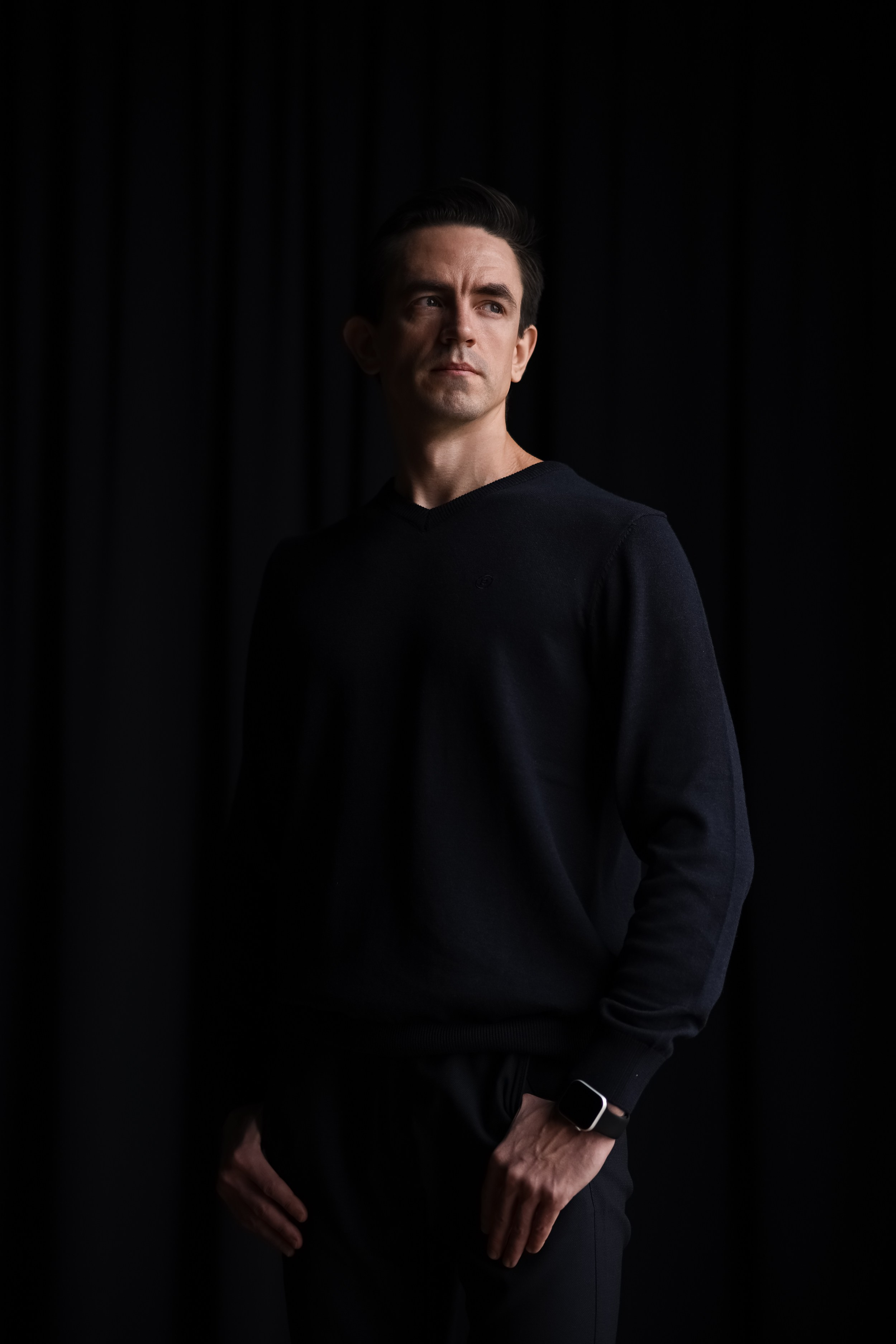 Современный мужской портрет в минималистичной студии, фотограф из Казани