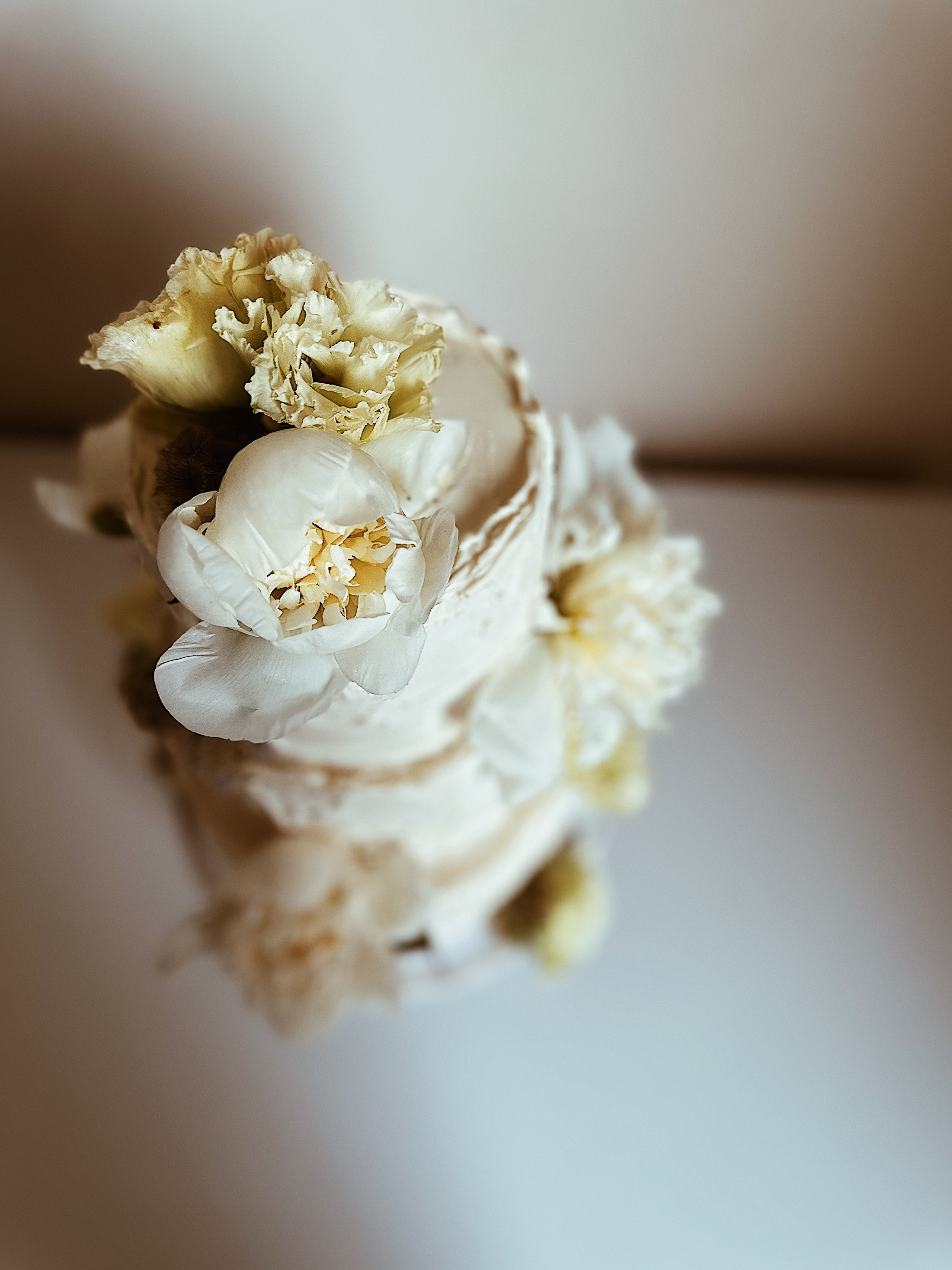 Торт с живыми цветами. Арт-кондитер в Москве Маша Шафран