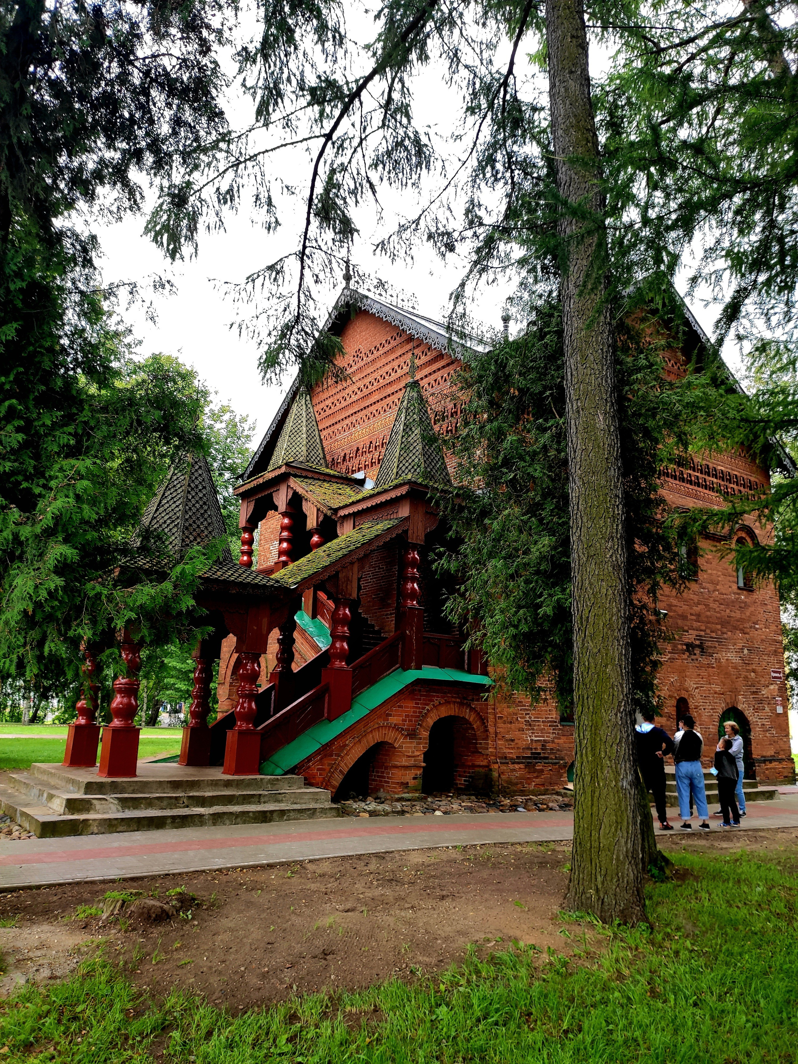 Рядом - княжеские палаты. Это была центральная, небольшая часть деревянного дворца.