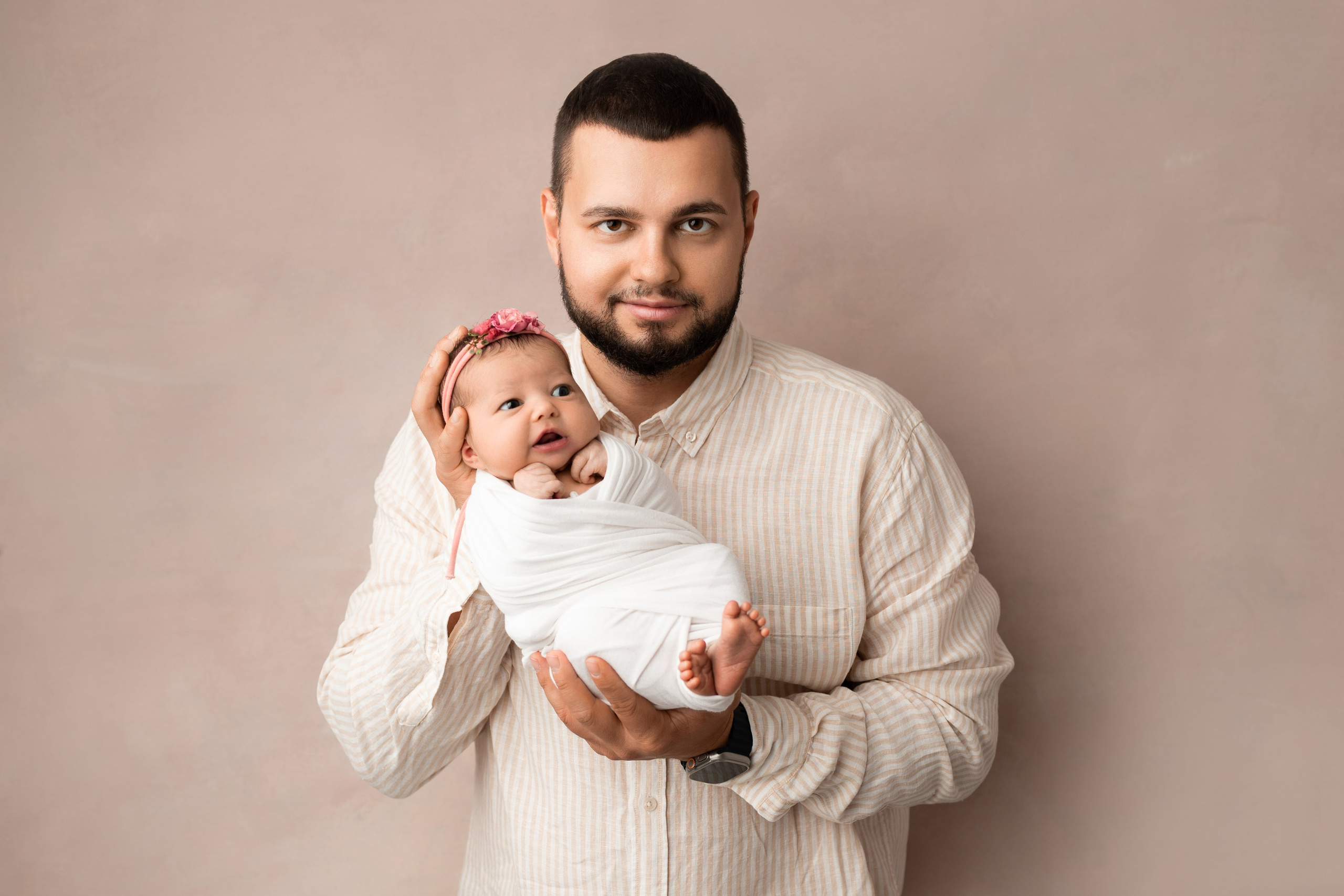 папа с новорожденной дочкой
