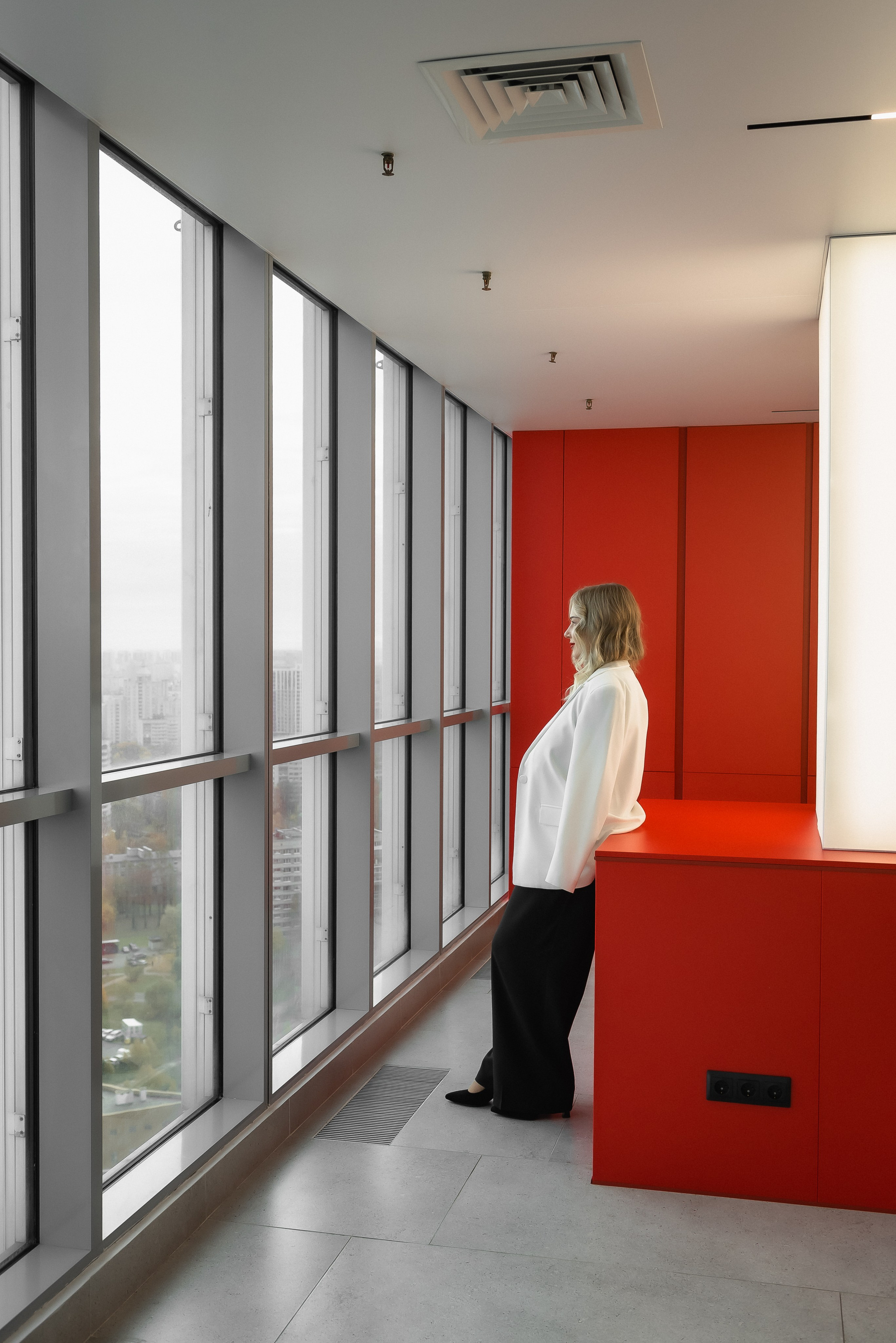 Портрет на красном фоне. КОНТЕНТ | БРЕНД фотограф Санкт-Петербург — Жанна Олтаржевская