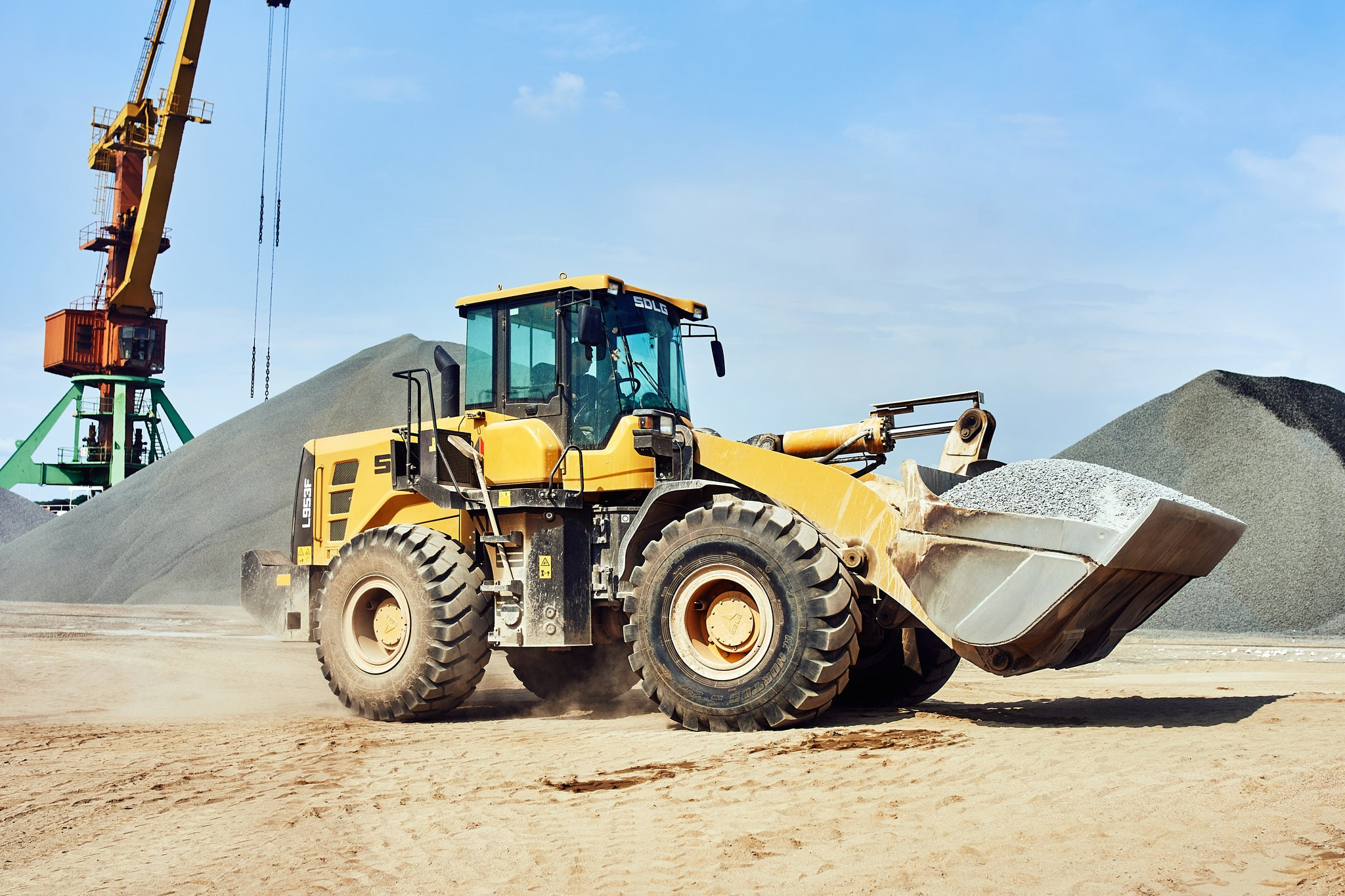 Промышленная зона, погрузка и разгрузка песка
