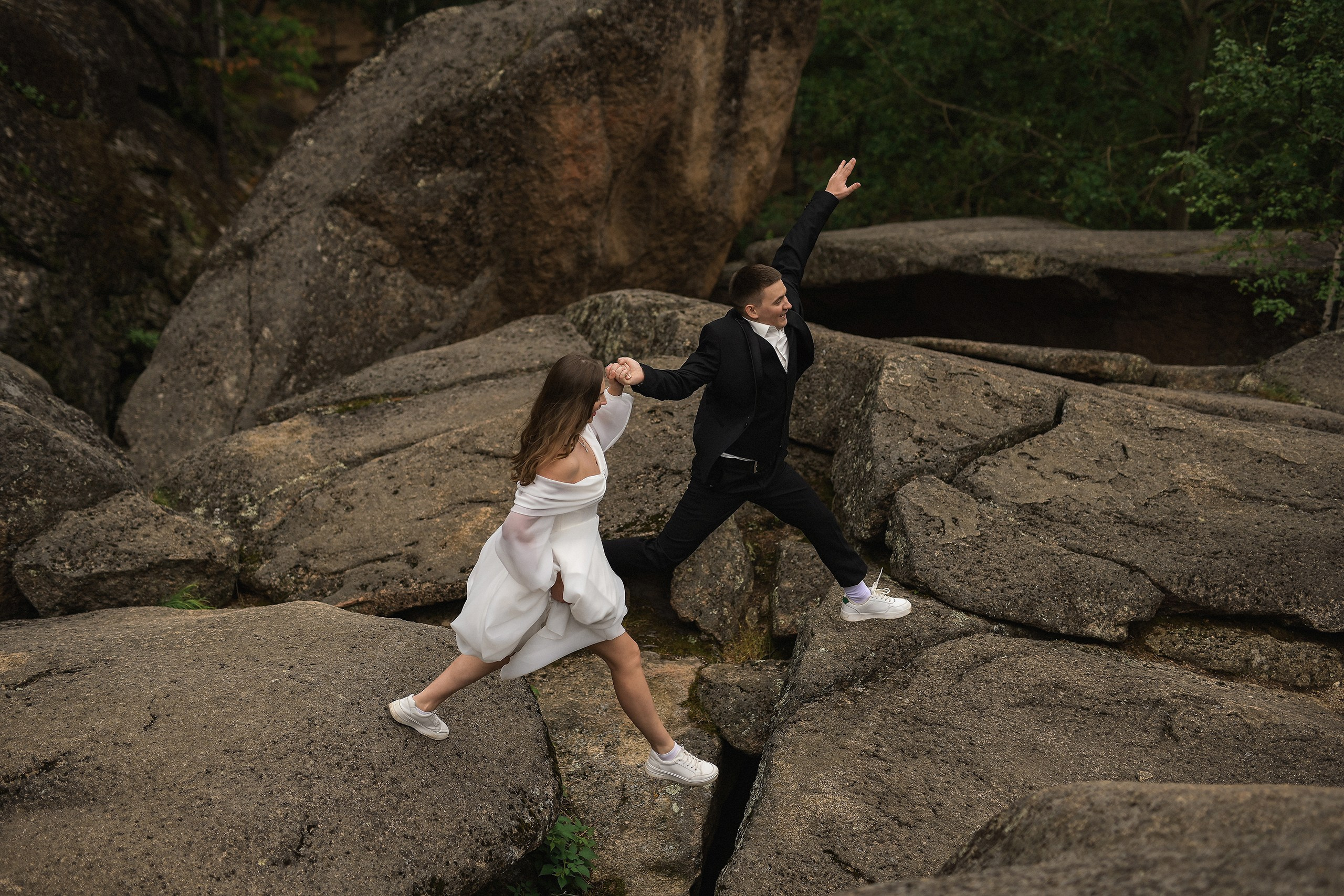 Свадебная фотосессия на Столбах в Красноярске | Экстрим и романтика в одном кадре. 📸 Свадебный и семейный фотограф в Красноярске Тихомиров Евгений | 17 лет опыта | 800+ свадеб