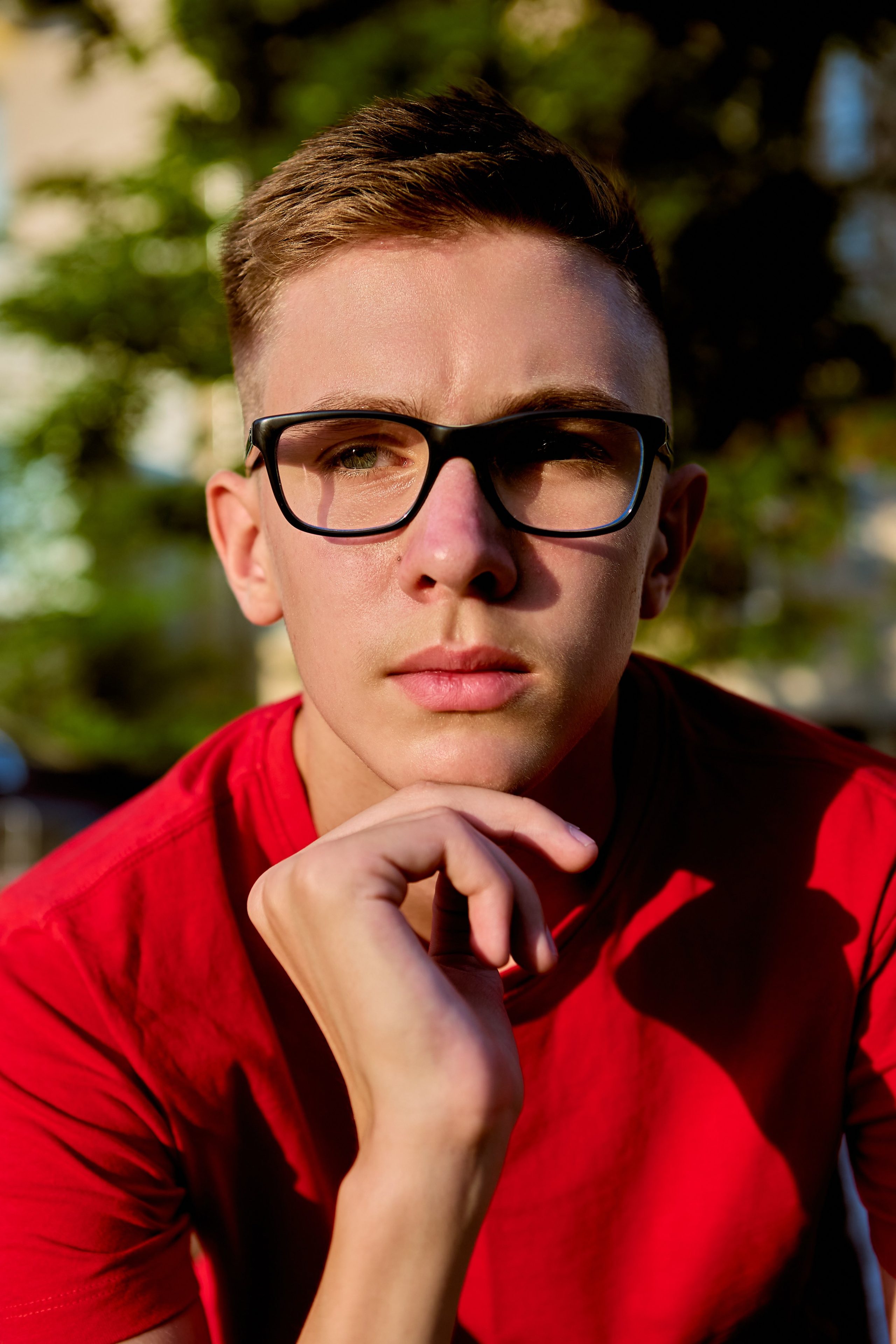 Молодежный портрет в городе на улице Дзержинск