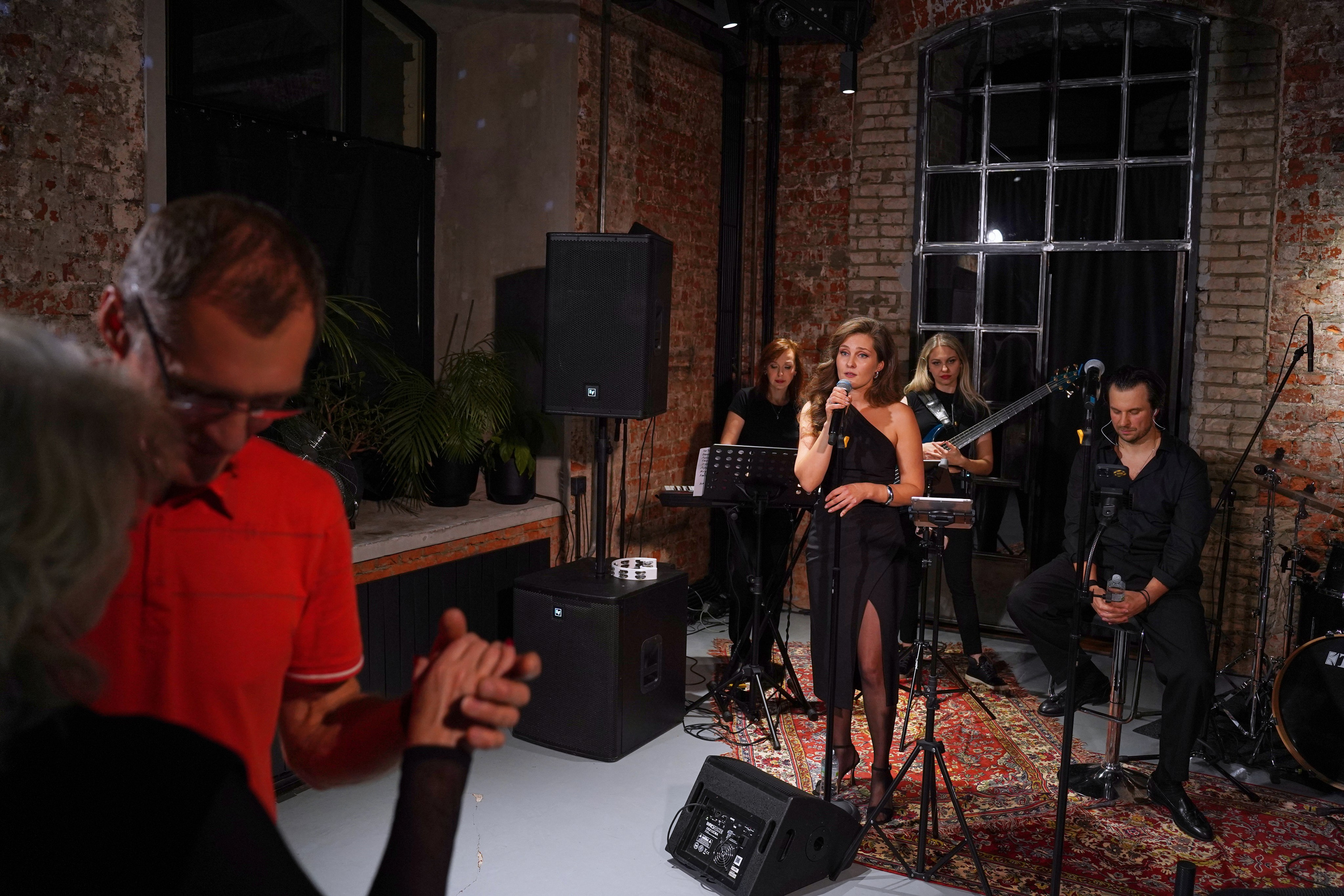 Концерт кавер группы. Фотограф