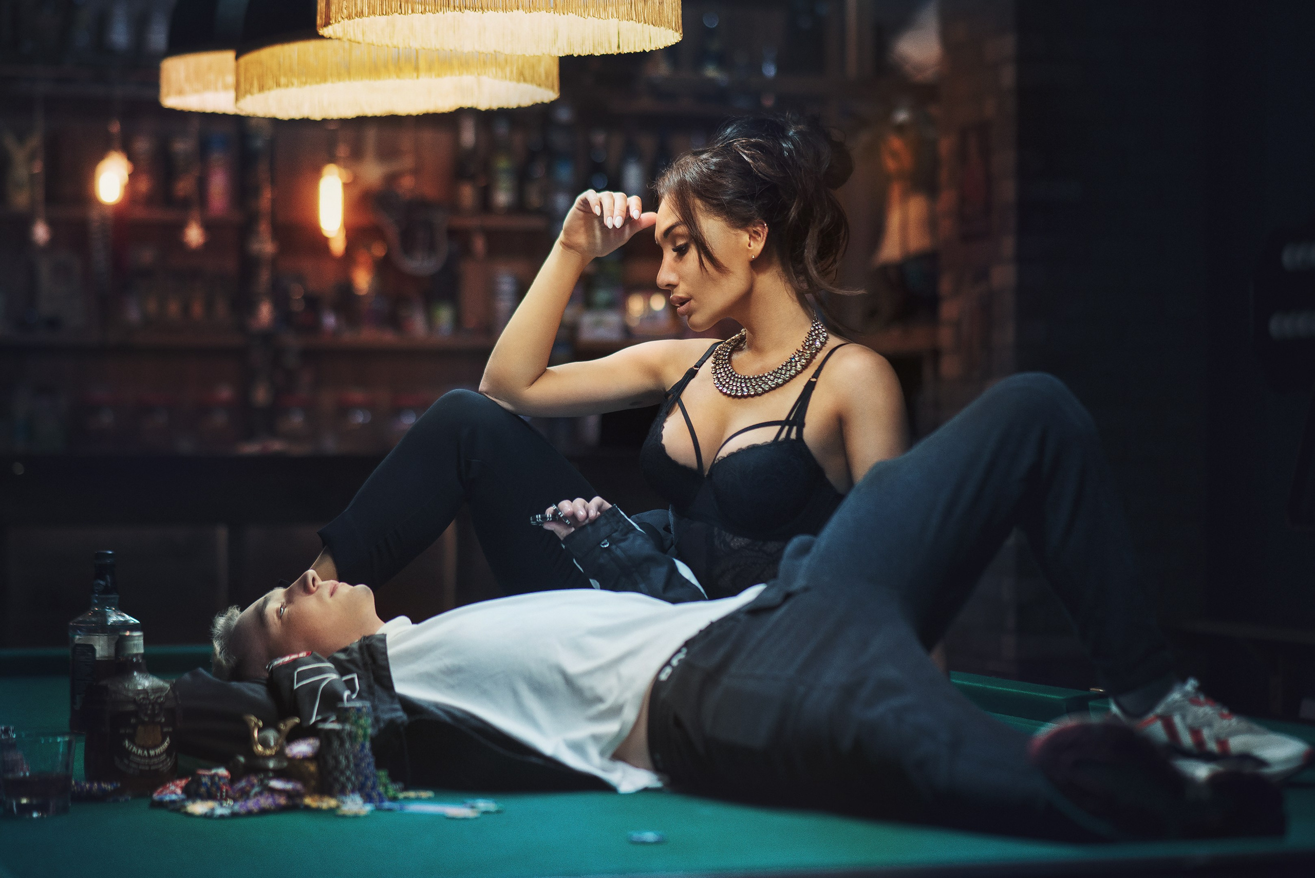 беки с фотосессии для рекламы бильярда