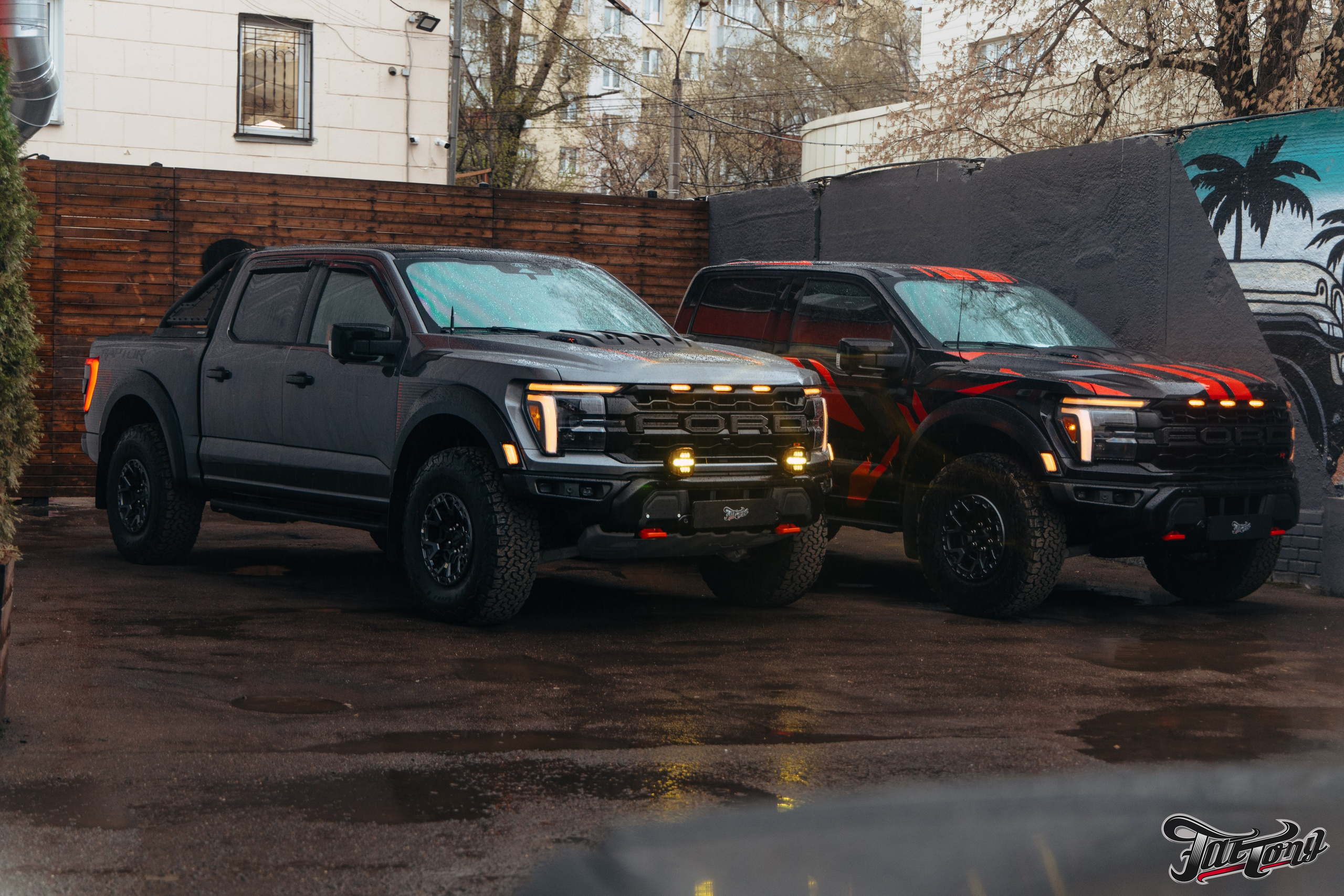 2x Ford Raptor R. DeLorein