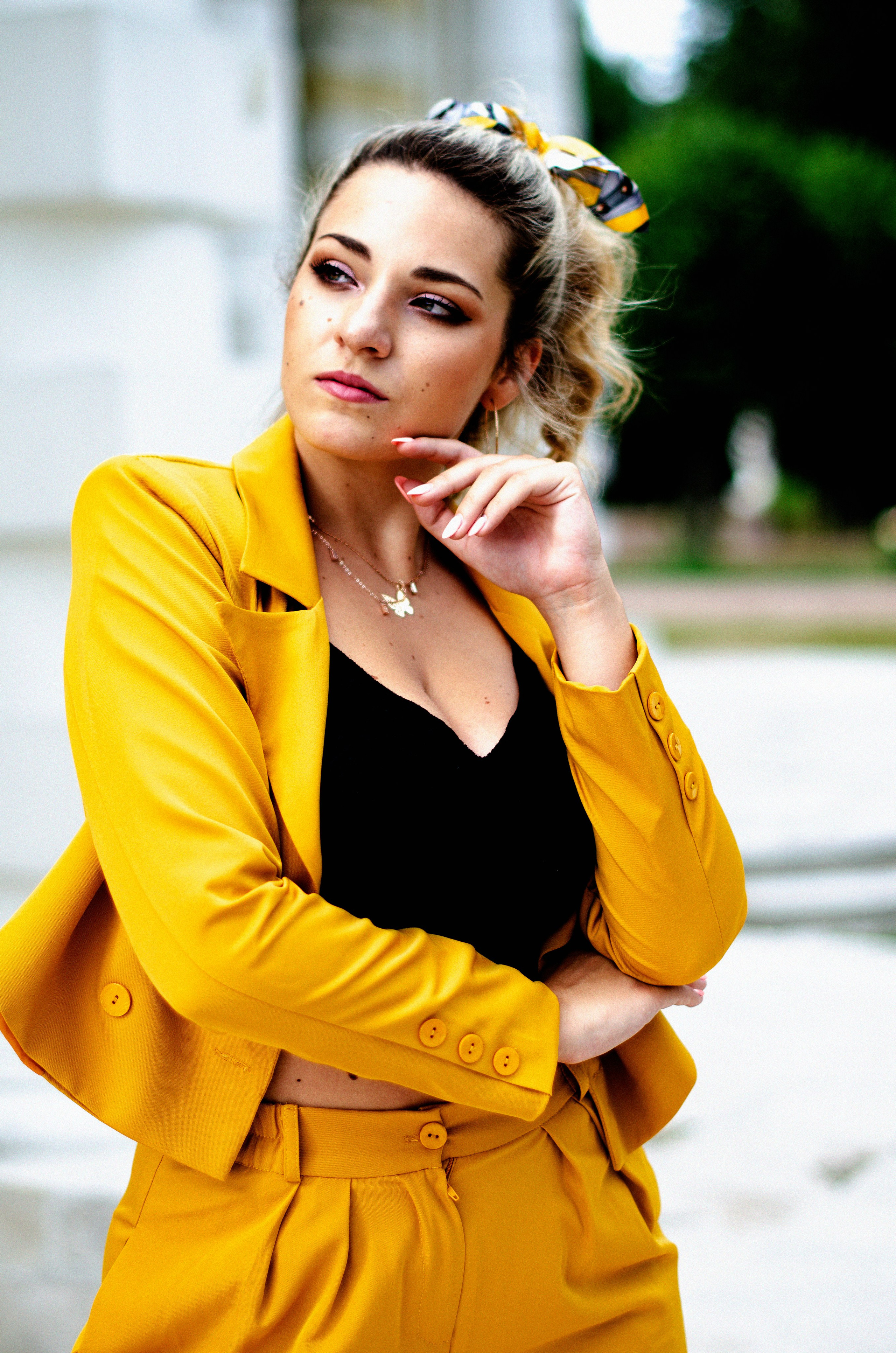 Park, woman in yellow, nature. Family, portrait, content photo in Costa Rica Evgeniya Besprozvannykh
