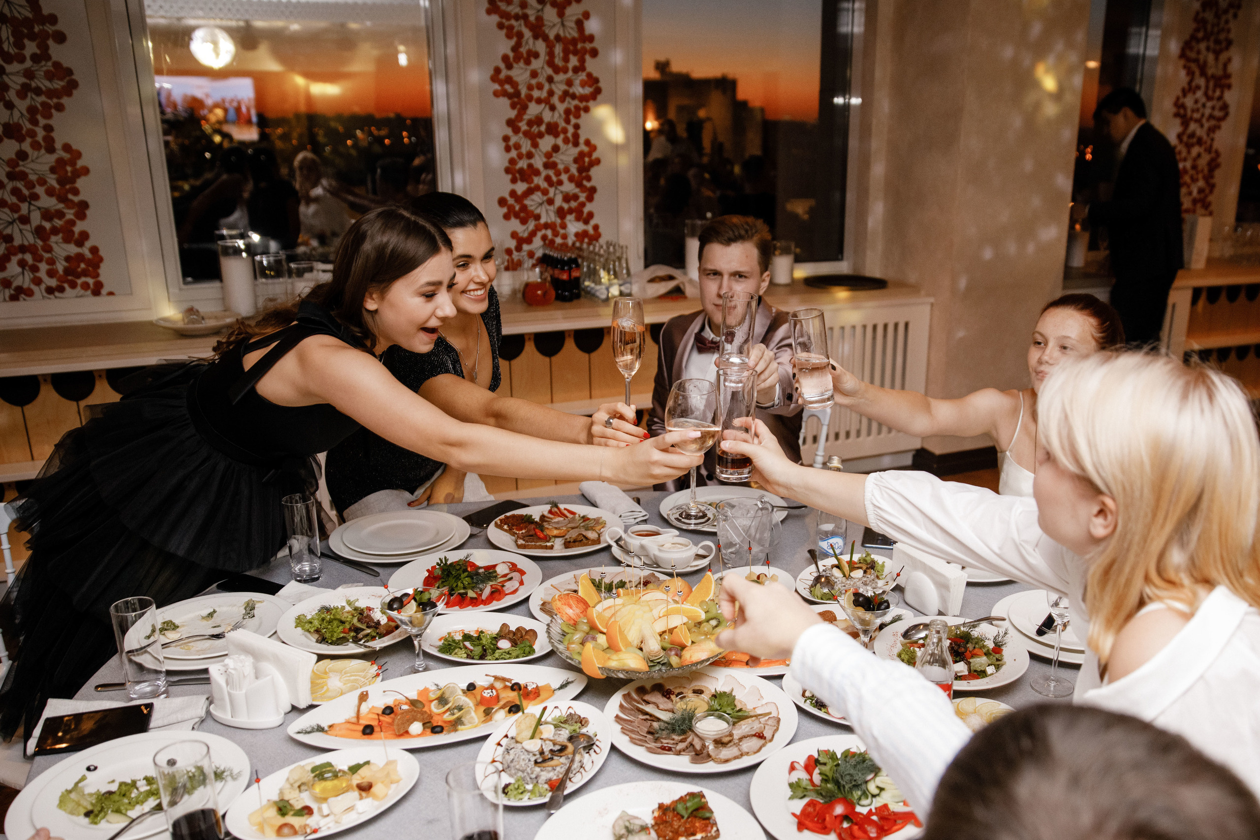 Выпускной. 36 школа. Ресторан Разговоры. Фотограф Андрей Баксов