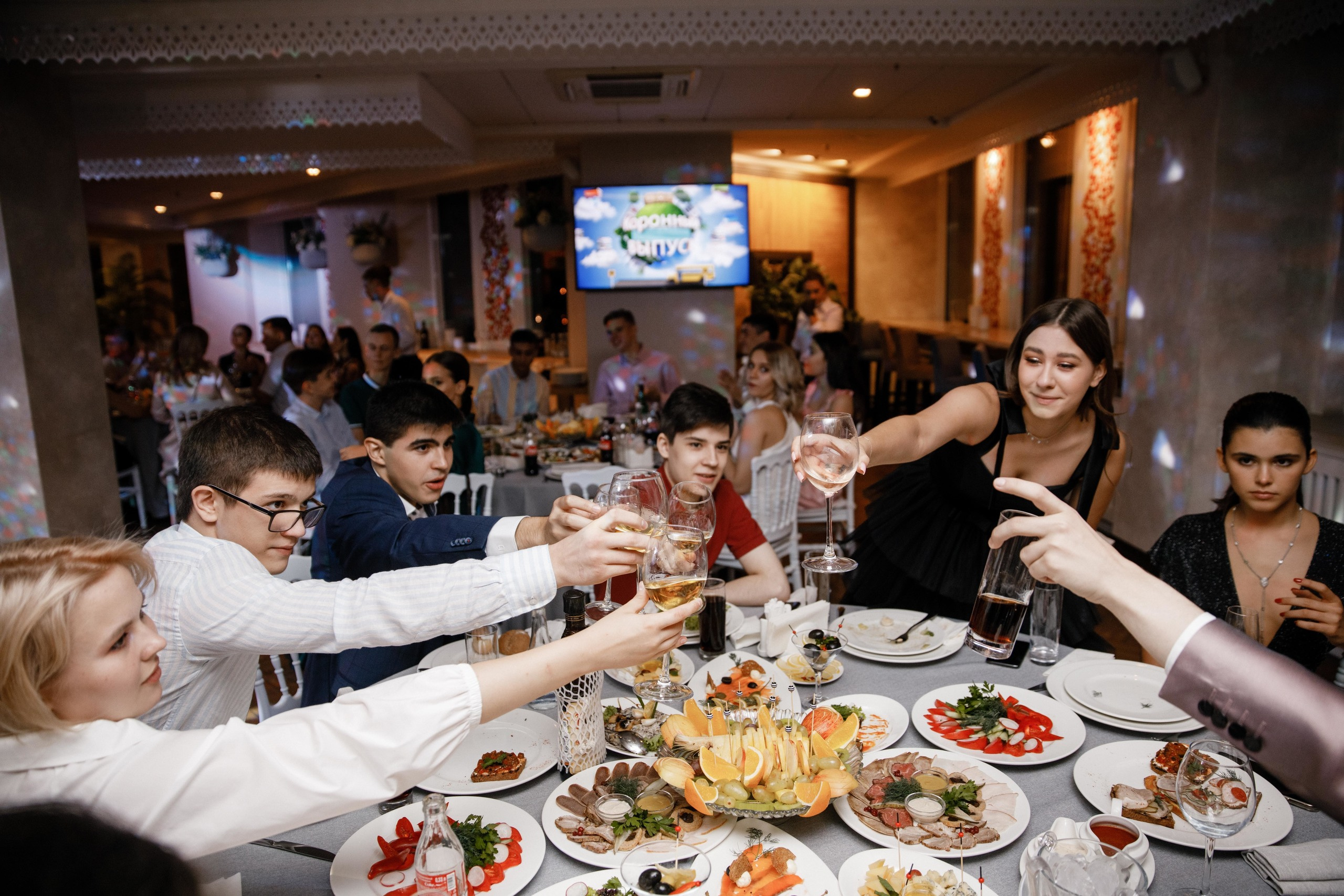 Выпускной. 36 школа. Ресторан Разговоры. Фотограф Андрей Баксов