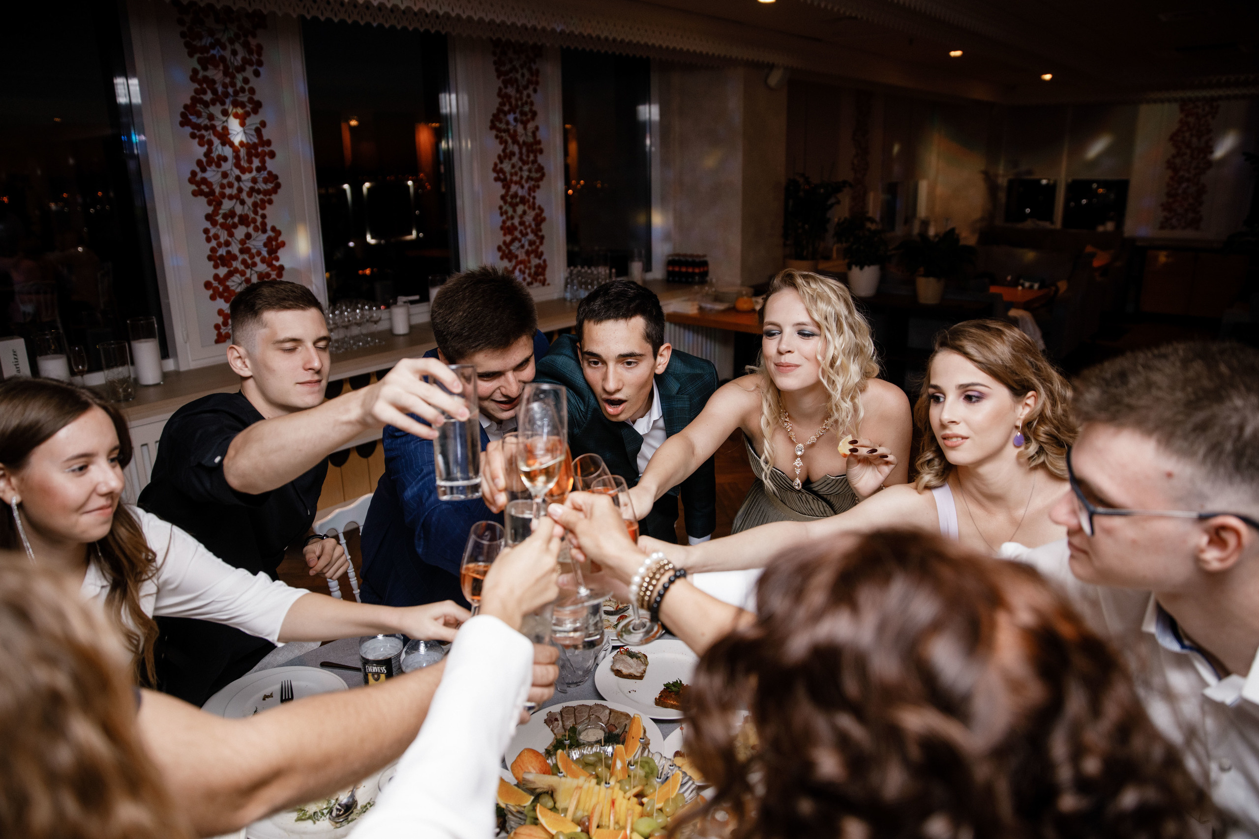 Выпускной. 36 школа. Ресторан Разговоры. Фотограф Андрей Баксов