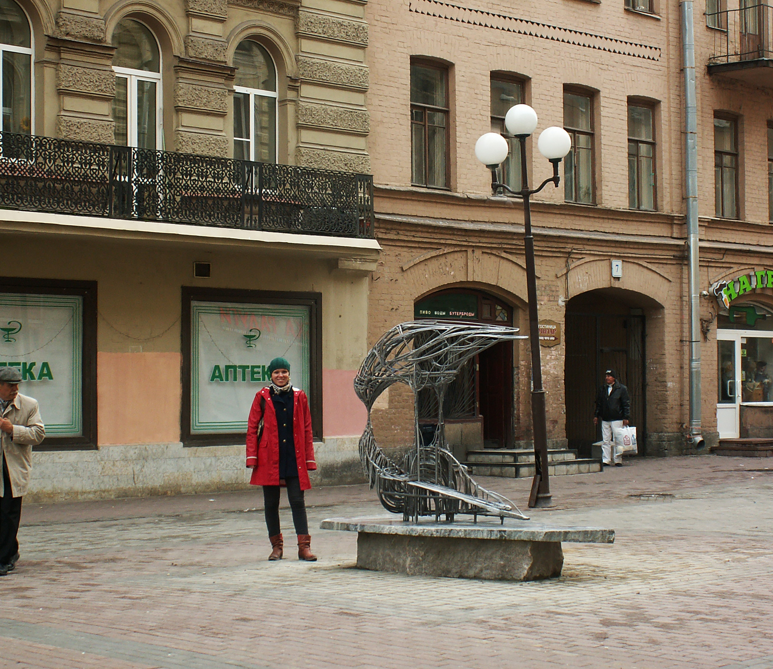 Поцелуй / Спб / Финский переулок/2013. Художник — скульптор Антонина Фатхуллина