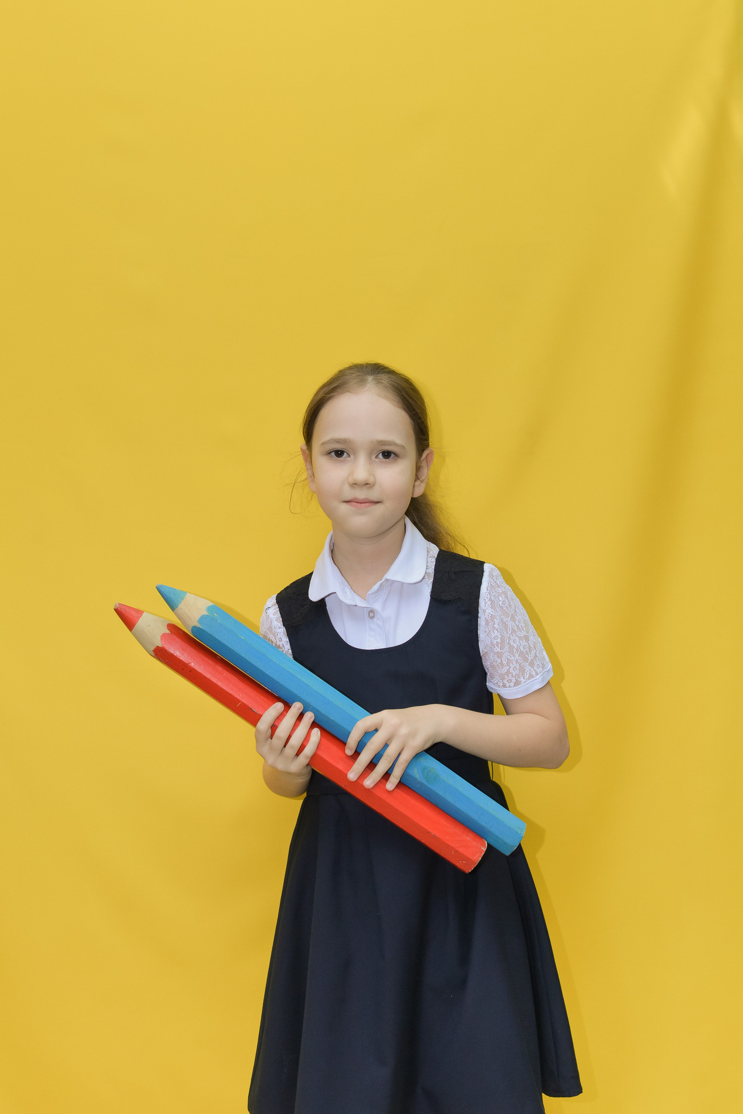 2 класс. На жёлтом фоне. «Веселые карандаши». Детский и школьный фотограф в Костанае Рабига Сейткенова