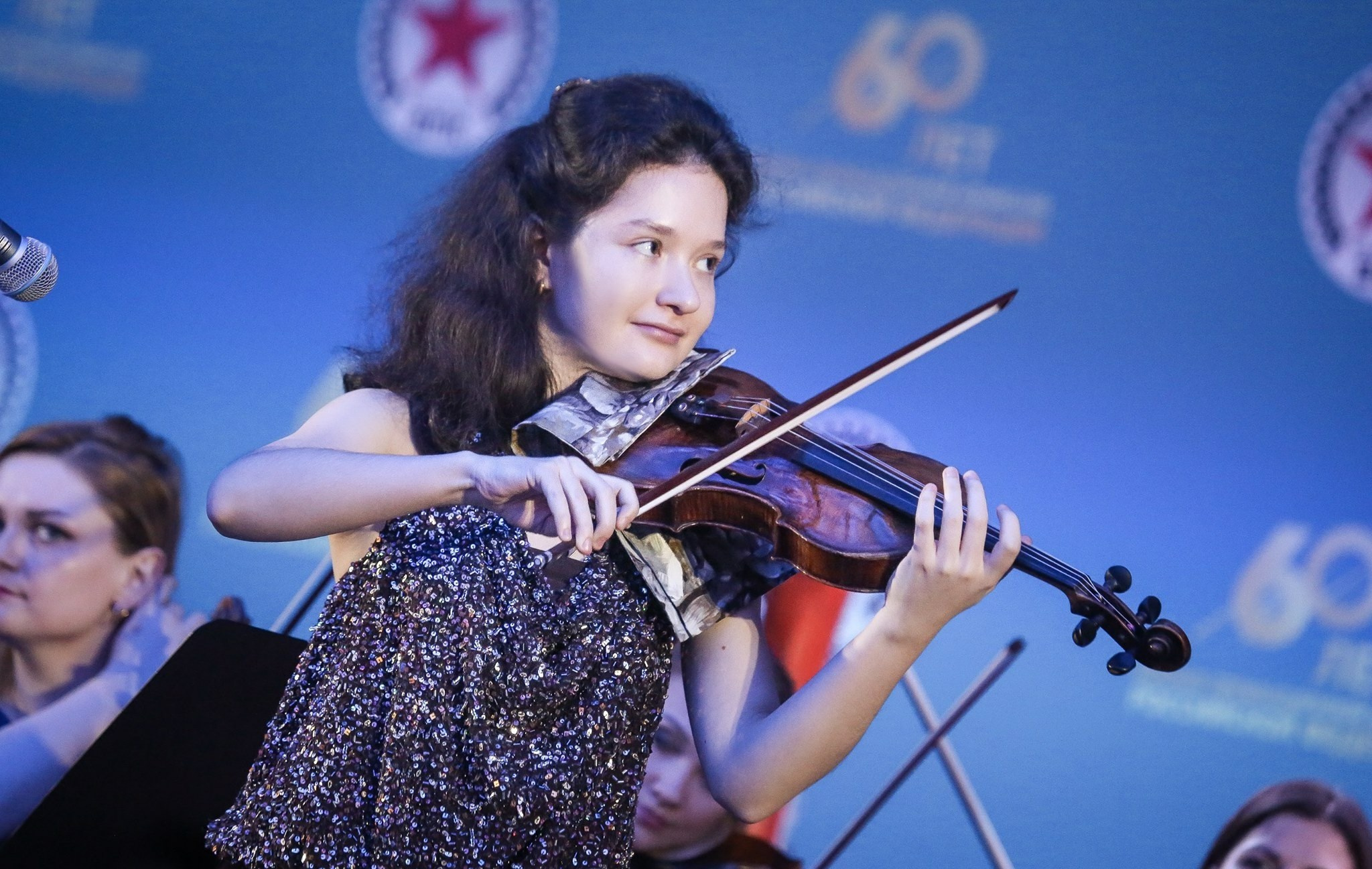 На сцене. Скрипачка Анна Савкина