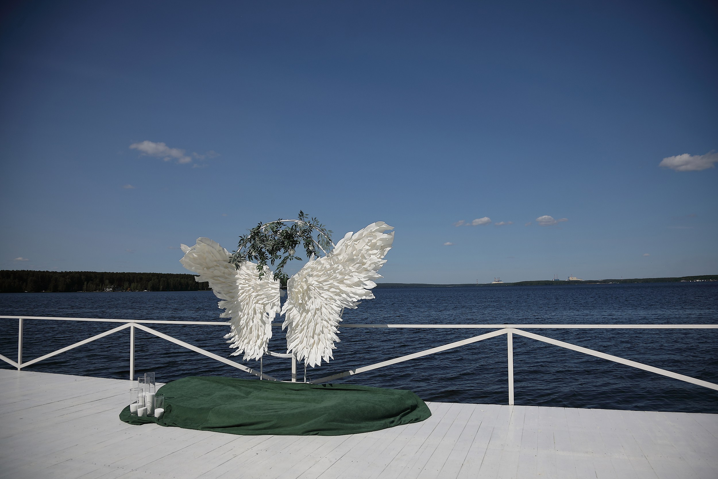 фотозона для свадебной церемонии крылья