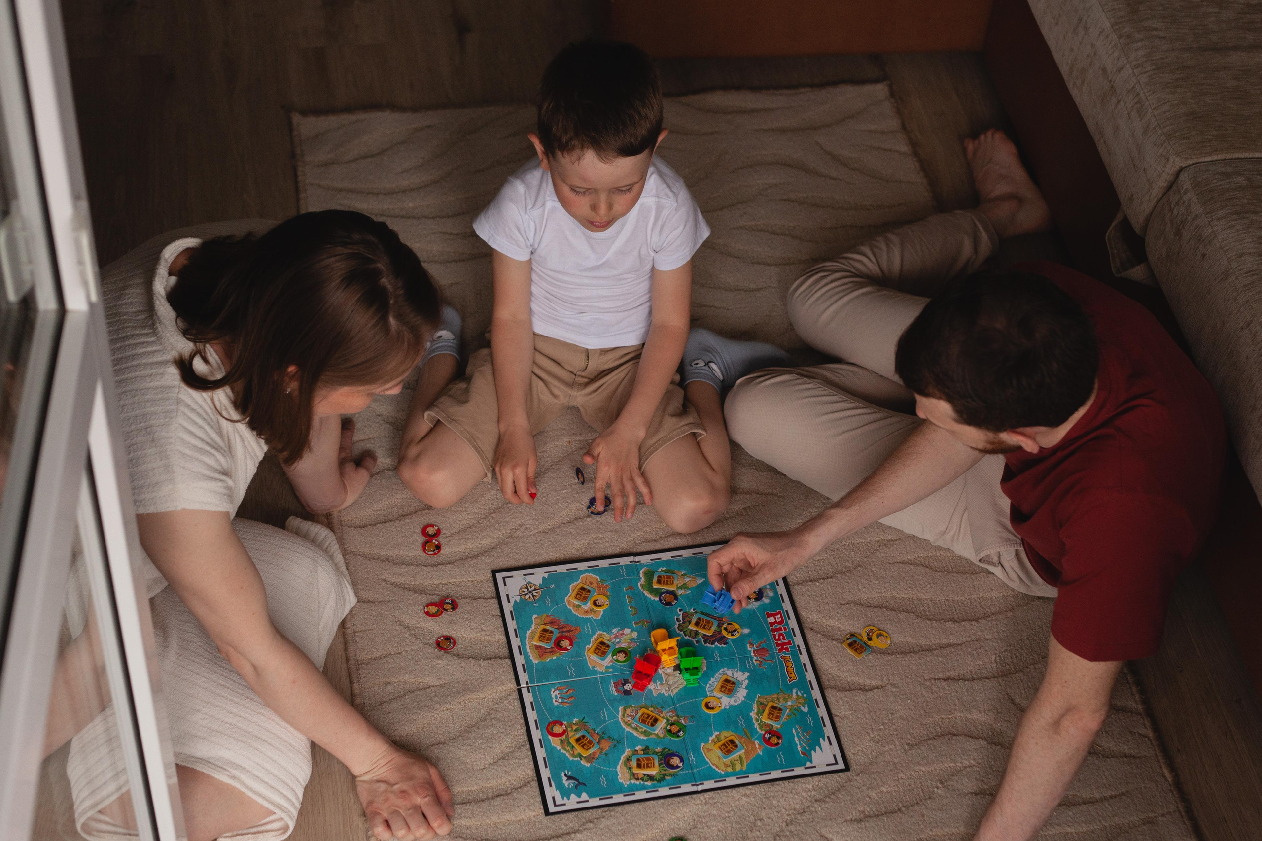 Юля, Виктор и Рома играют в пиратов. Семейный фотограф в Екатеринбурге Мария Мальцева