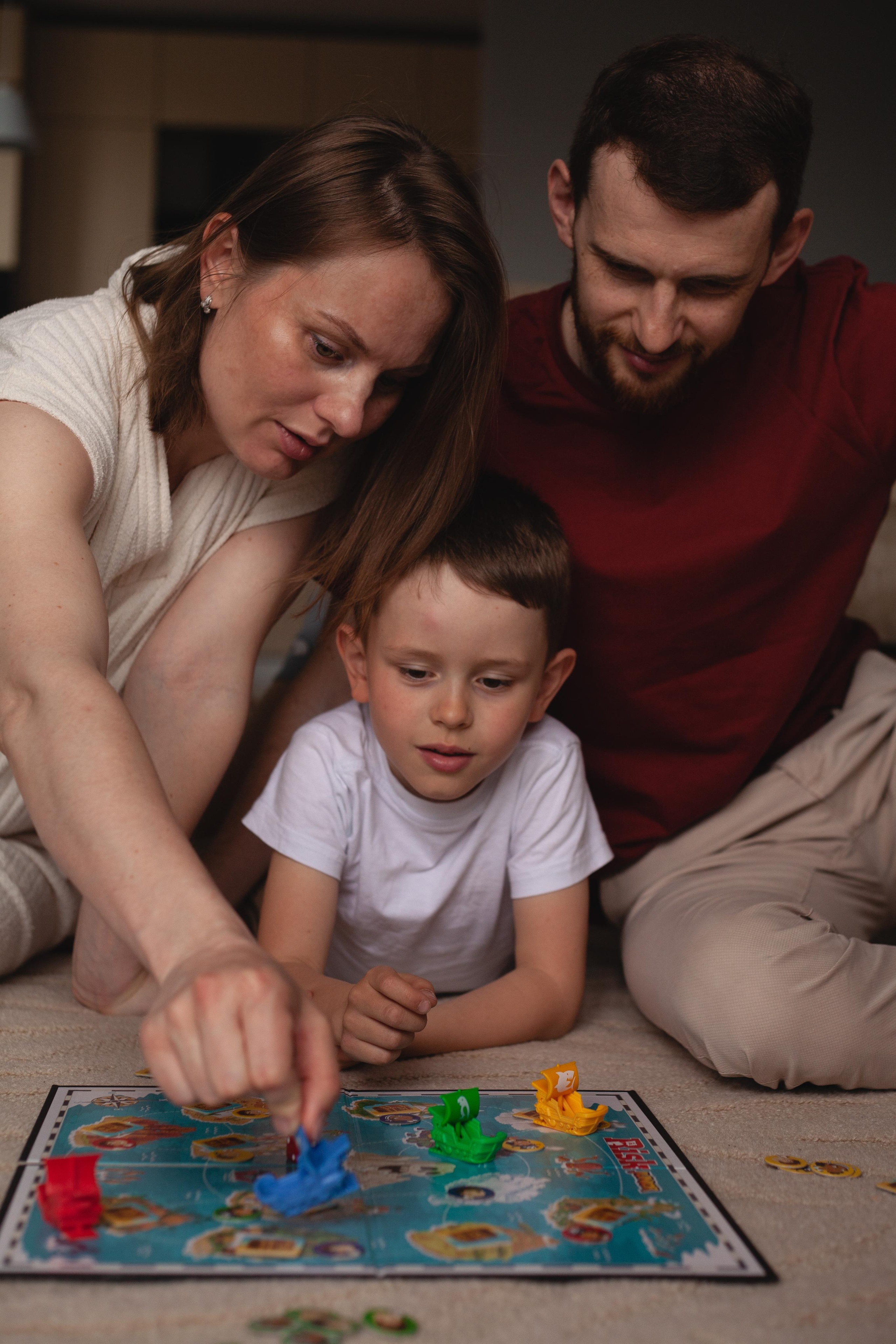 Юля, Виктор и Рома играют в пиратов. Семейный фотограф в Екатеринбурге Мария Мальцева