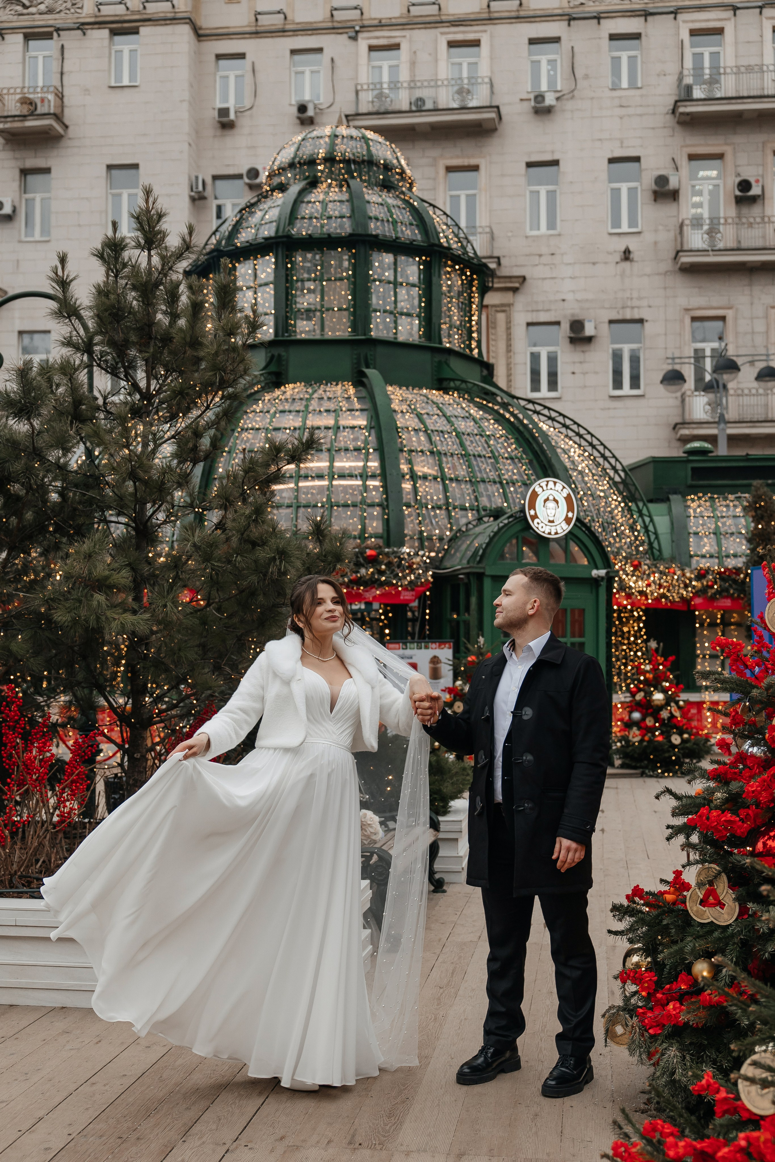 Свадебная прогулка зимой на Новогодней Ярмарке в Москве