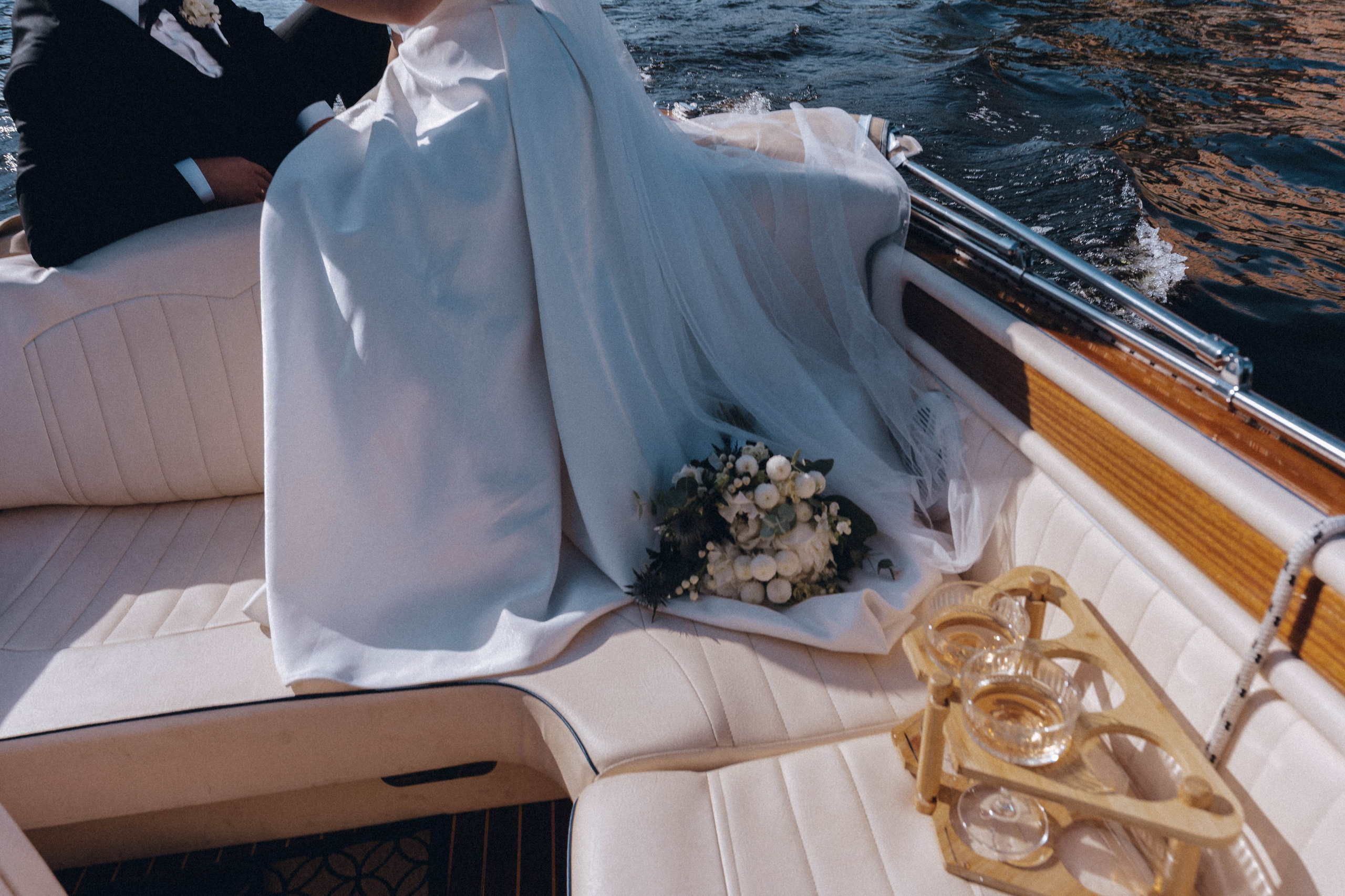 СВАДЕНБНАЯ СЬЕМКА НА КАТЕРЕ ПО КАНАЛАМ САНКТ-ПЕТЕРБУРГА И В АКВАТОРИИ НЕВЫ. Профессиональный фотограф, Санкт-Петербург — Виктория Богомолова