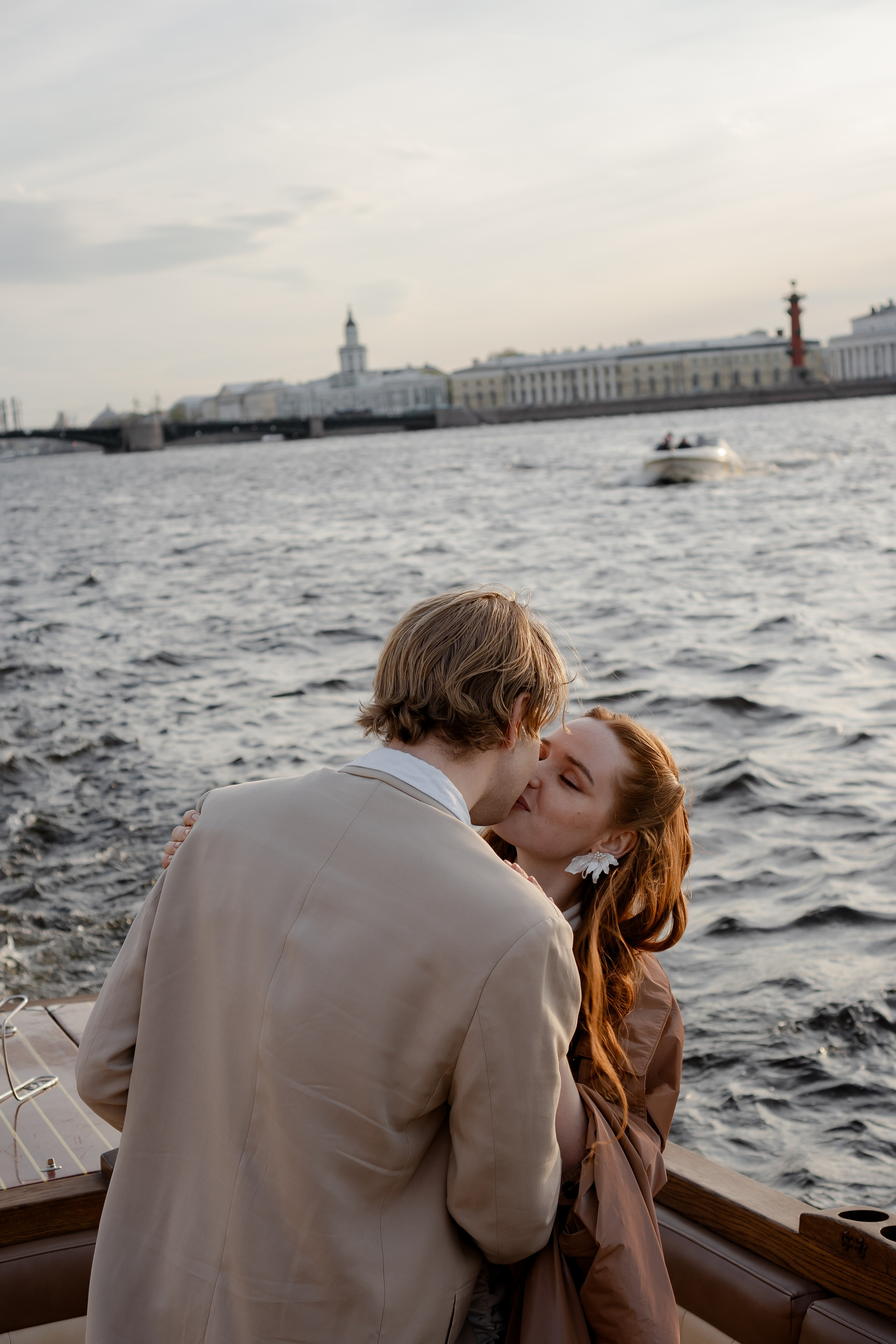 СВАДЕНБНАЯ СЬЕМКА НА КАТЕРЕ ПО КАНАЛАМ САНКТ-ПЕТЕРБУРГА И В АКВАТОРИИ НЕВЫ. Профессиональный фотограф, Санкт-Петербург — Виктория Богомолова