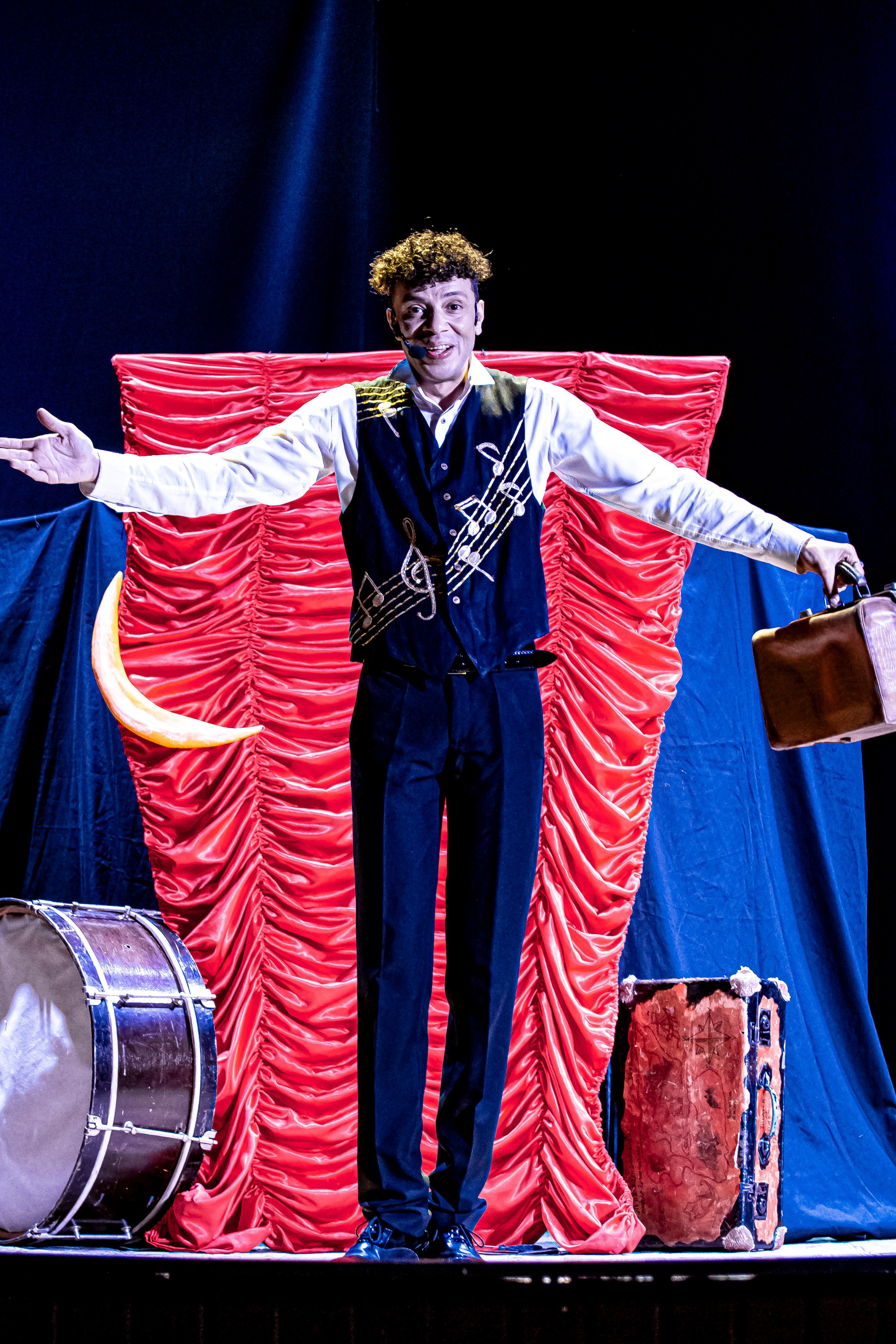 Цирк из Саквояжа спектакль театра САКВОЯЖ. Фотограф в Сочи Юрий Шептаев