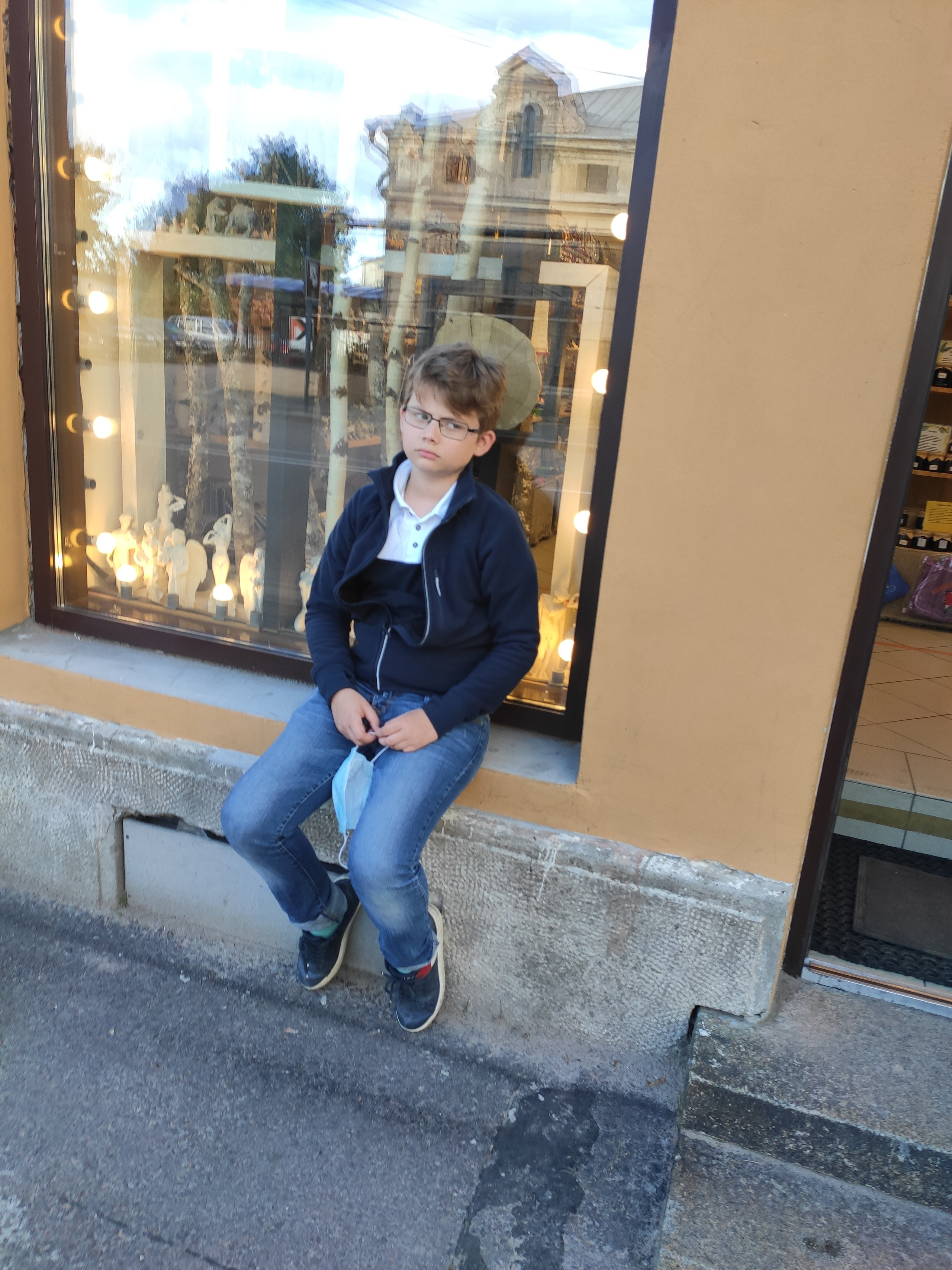 Из Сортавалы ходят ретро-поезда под паровозом в Рускеалу, а также отправляются ракеты на остров Валаам. Но мы отправились в Санкт-Петербург. От Сортавалы до Лахденпохья идет сказочная дорога (дорога пьяного чухонца) - аттракцион, получше любых американских горок :)