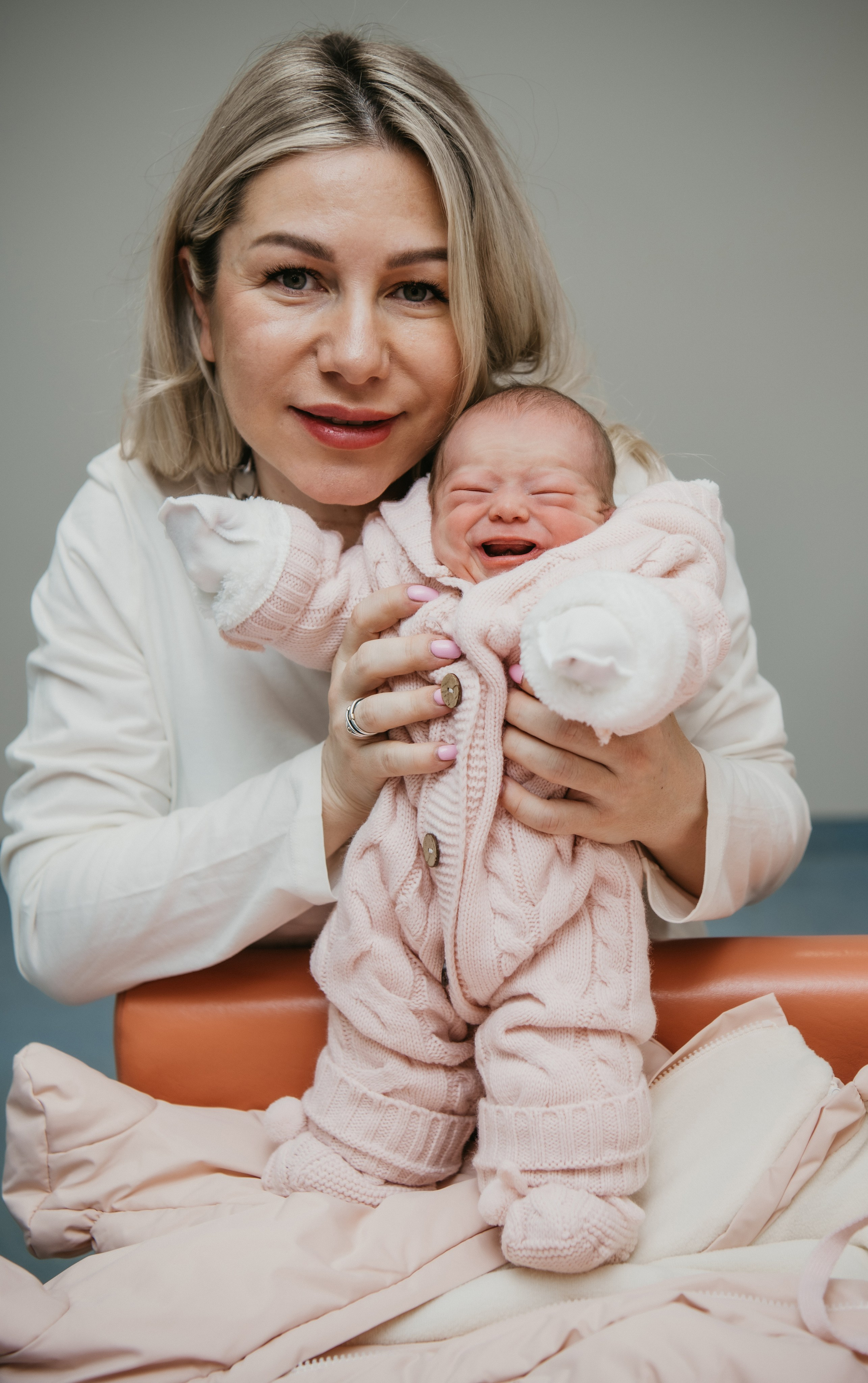 Выписка малышки. Мать и дитя на Севастопольском. Фотограф на выписку из роддома в Москве и МО