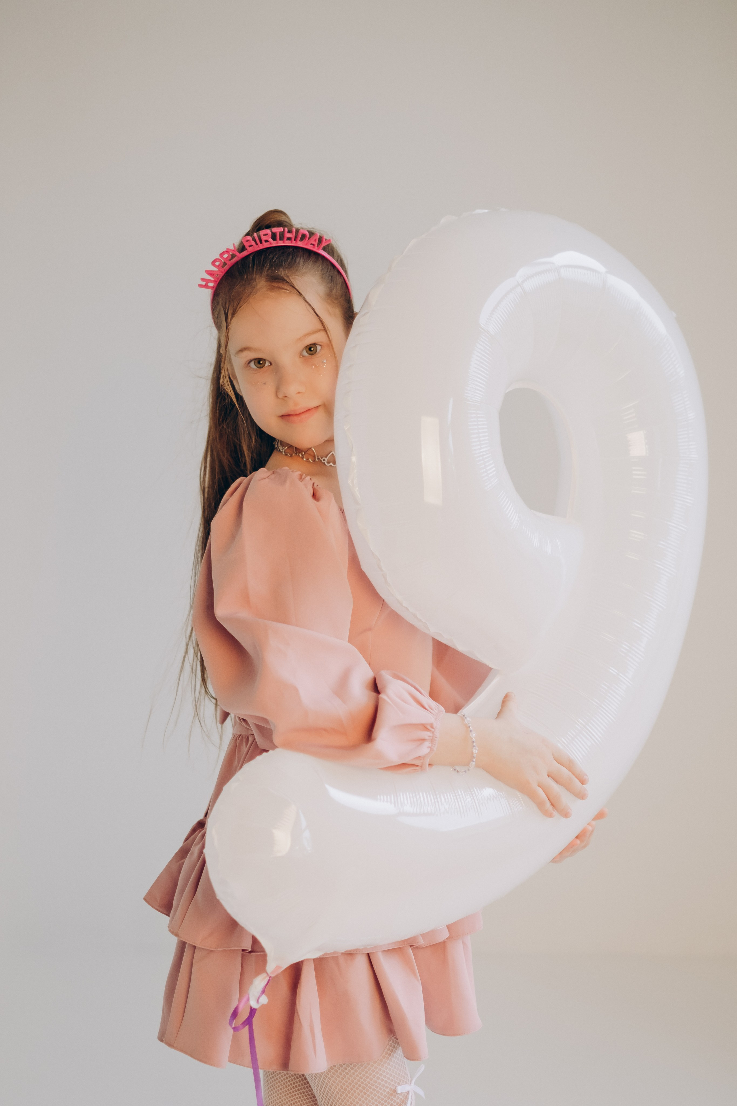 Фотосессия «День рождения» в минималистичной студии. Фотограф Новосибирск Анна Рождественская