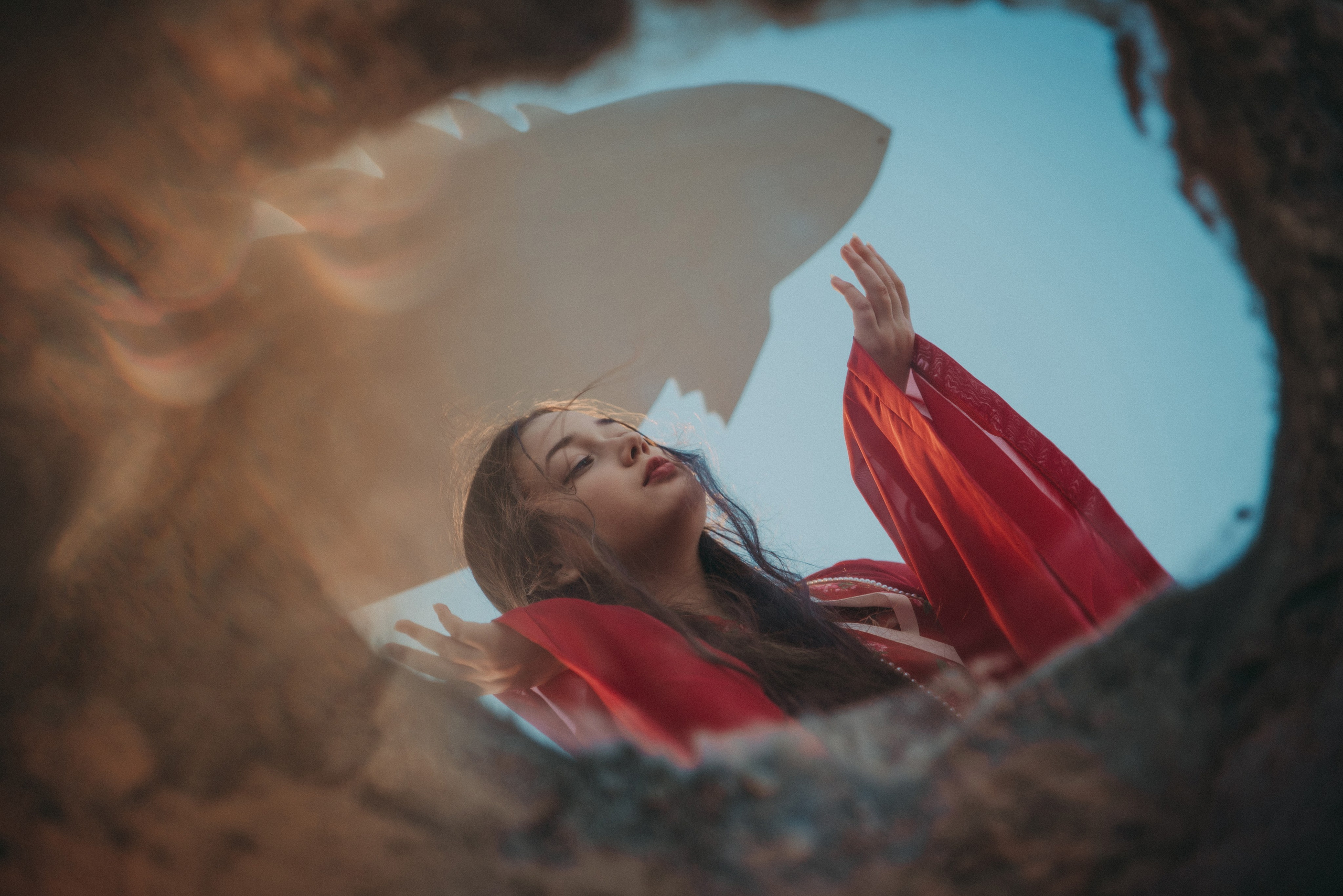 творческая съемка девушка и рыба