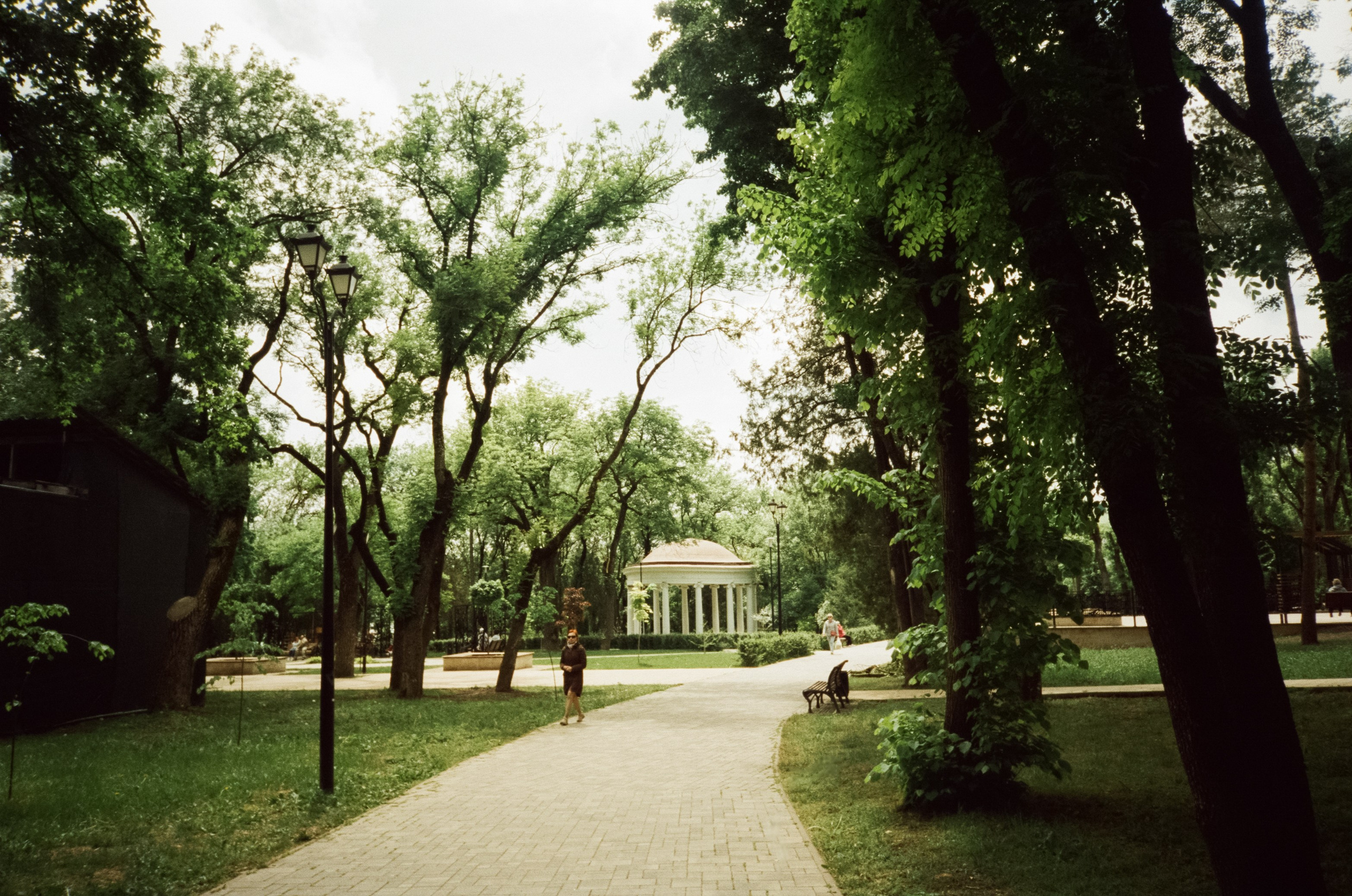 Солнечные Ессентуки. Курортный парк, стрит и кот в окне. Фотограф-документалист Мария Осокина