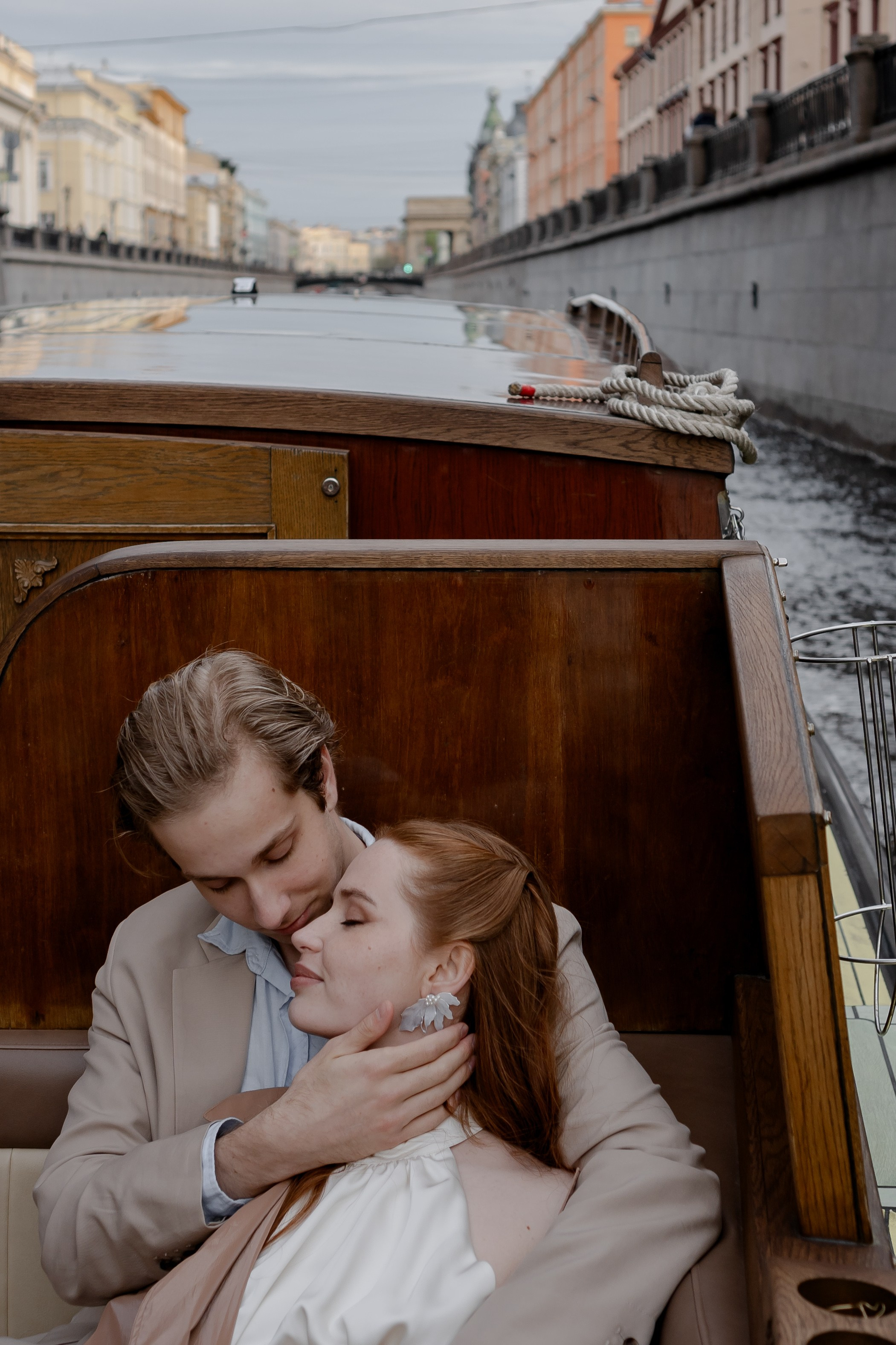 СВАДЕНБНАЯ СЬЕМКА НА КАТЕРЕ ПО КАНАЛАМ САНКТ-ПЕТЕРБУРГА И В АКВАТОРИИ НЕВЫ. Профессиональный фотограф, Санкт-Петербург — Виктория Богомолова