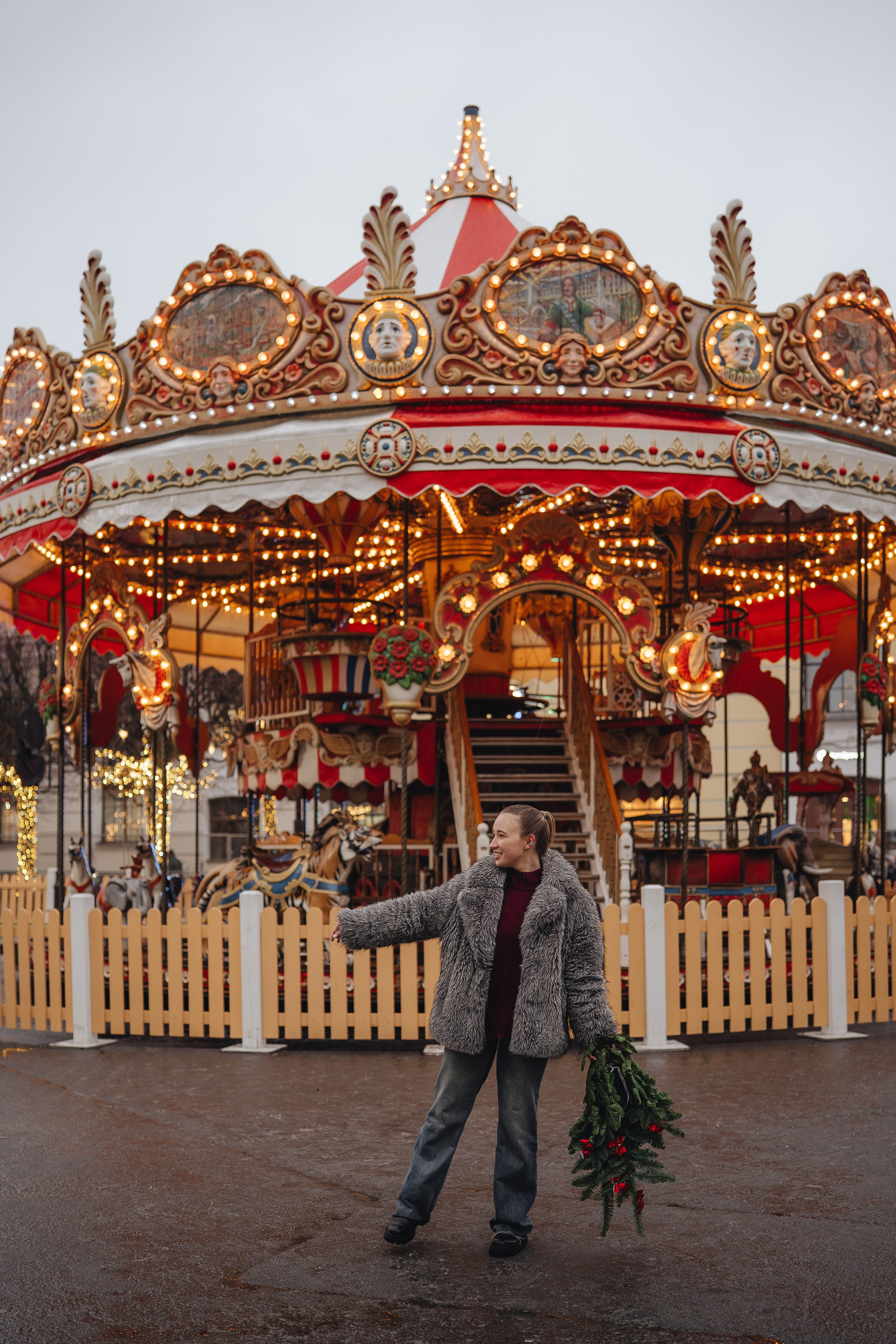 ПРОГУЛКА НА МАНЕЖНОЙ ПЛОЩАДИ ДЛЯ ДЕВУШКИ ПЕРЕД НОВЫМ ГОДОМ (НОВОГОДНЯЯ ФОТОСЕССИИЯ НА МАНЕЖНОЙ ПЛОЩАДИ). Профессиональный фотограф, Санкт-Петербург — Виктория Богомолова