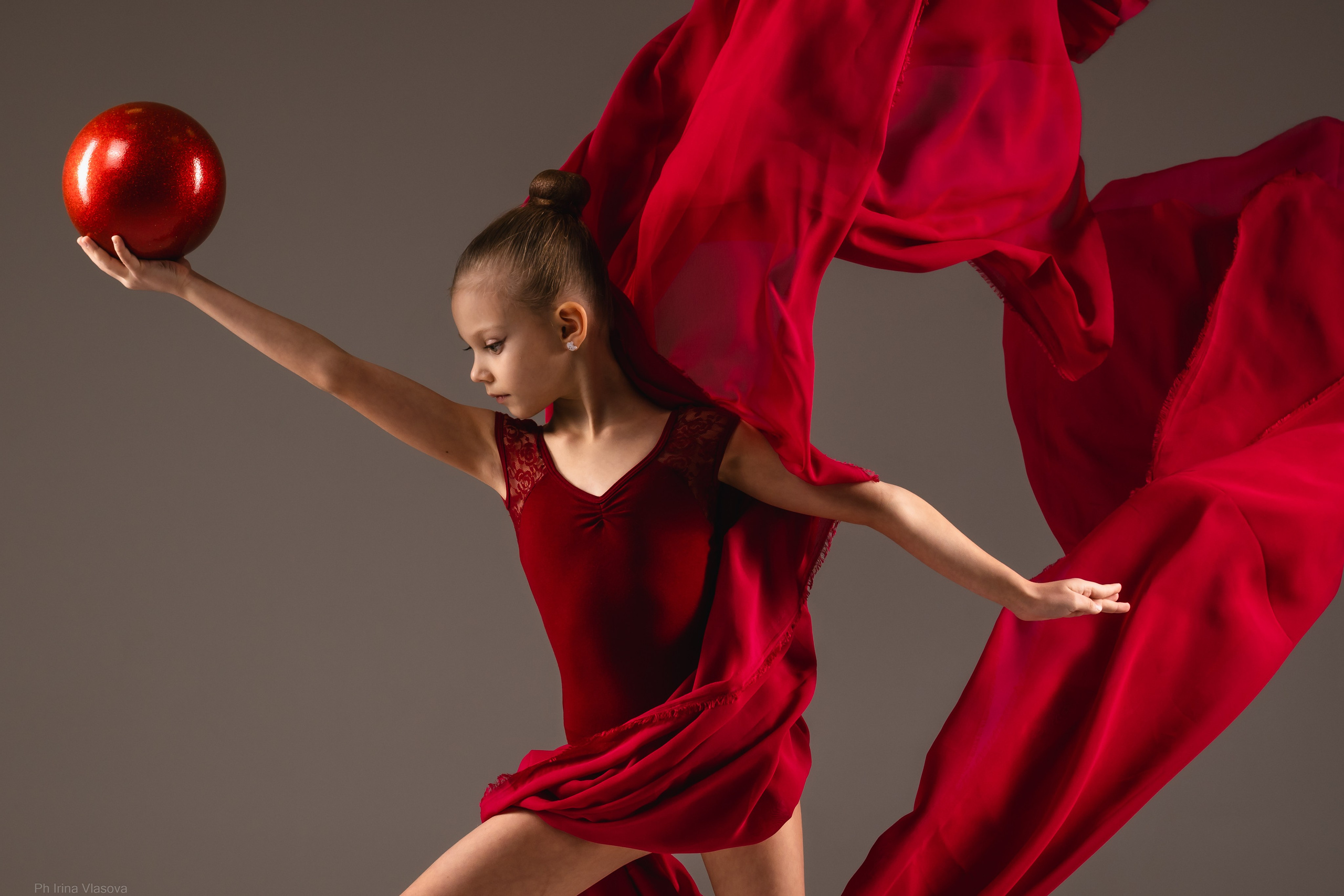 шикарная фотосесия для гимнастки с летящими тканями