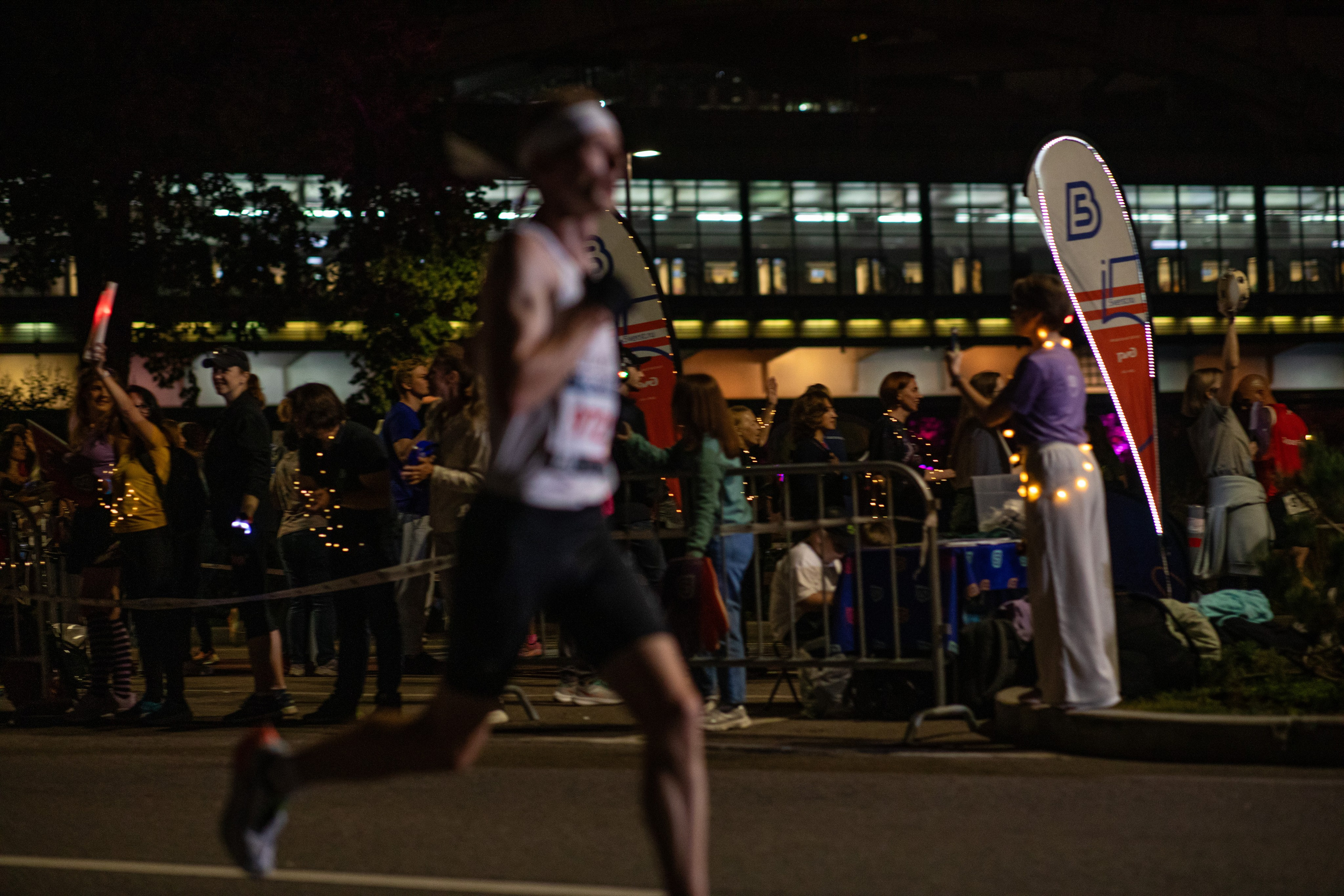 Ночной забег в ленте фотографий бегунов 03.08.24. Фотограф Сергей Ловкий