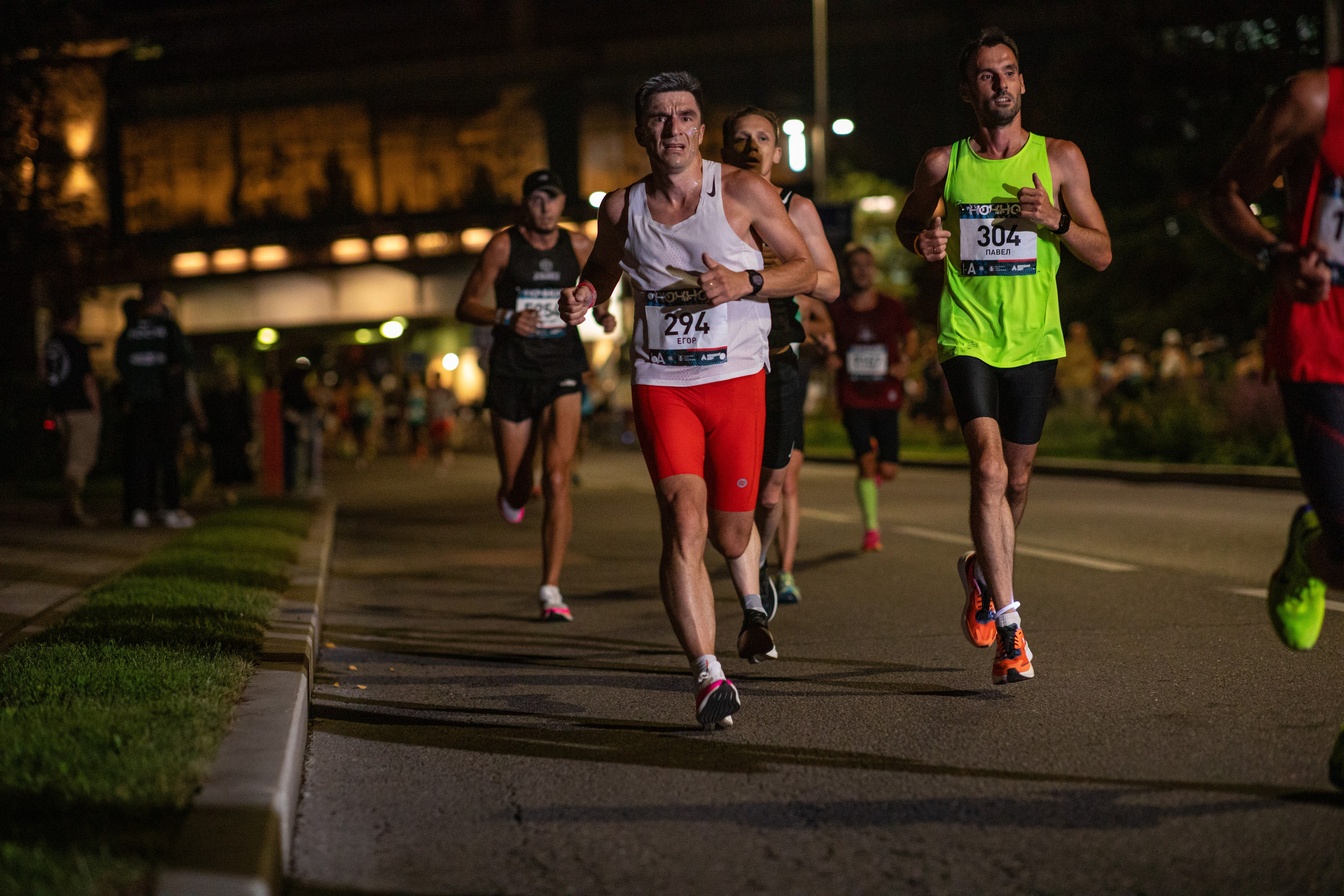 Ночной забег в ленте фотографий бегунов 03.08.24. Фотограф Сергей Ловкий