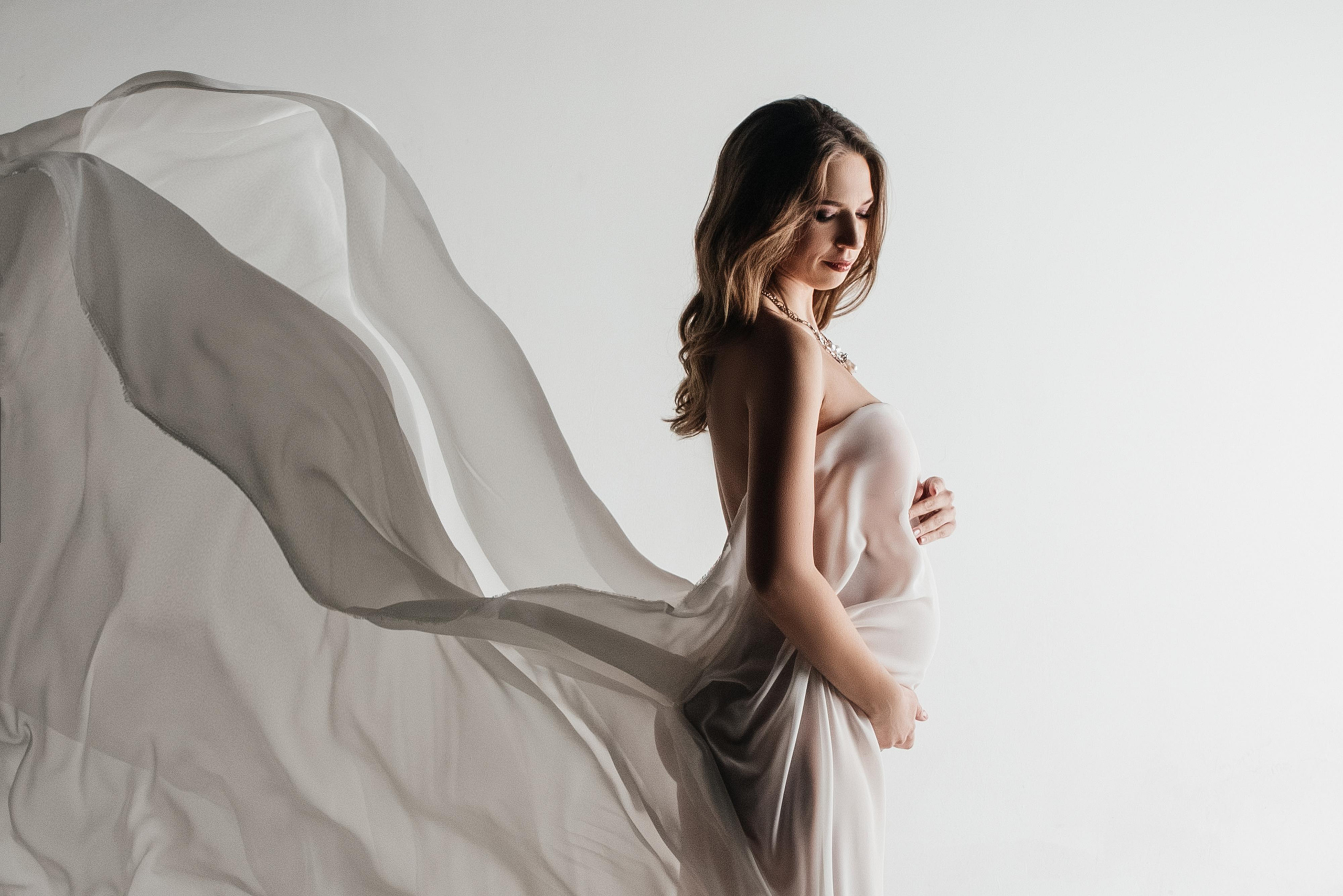 Съемка беременной в тканях