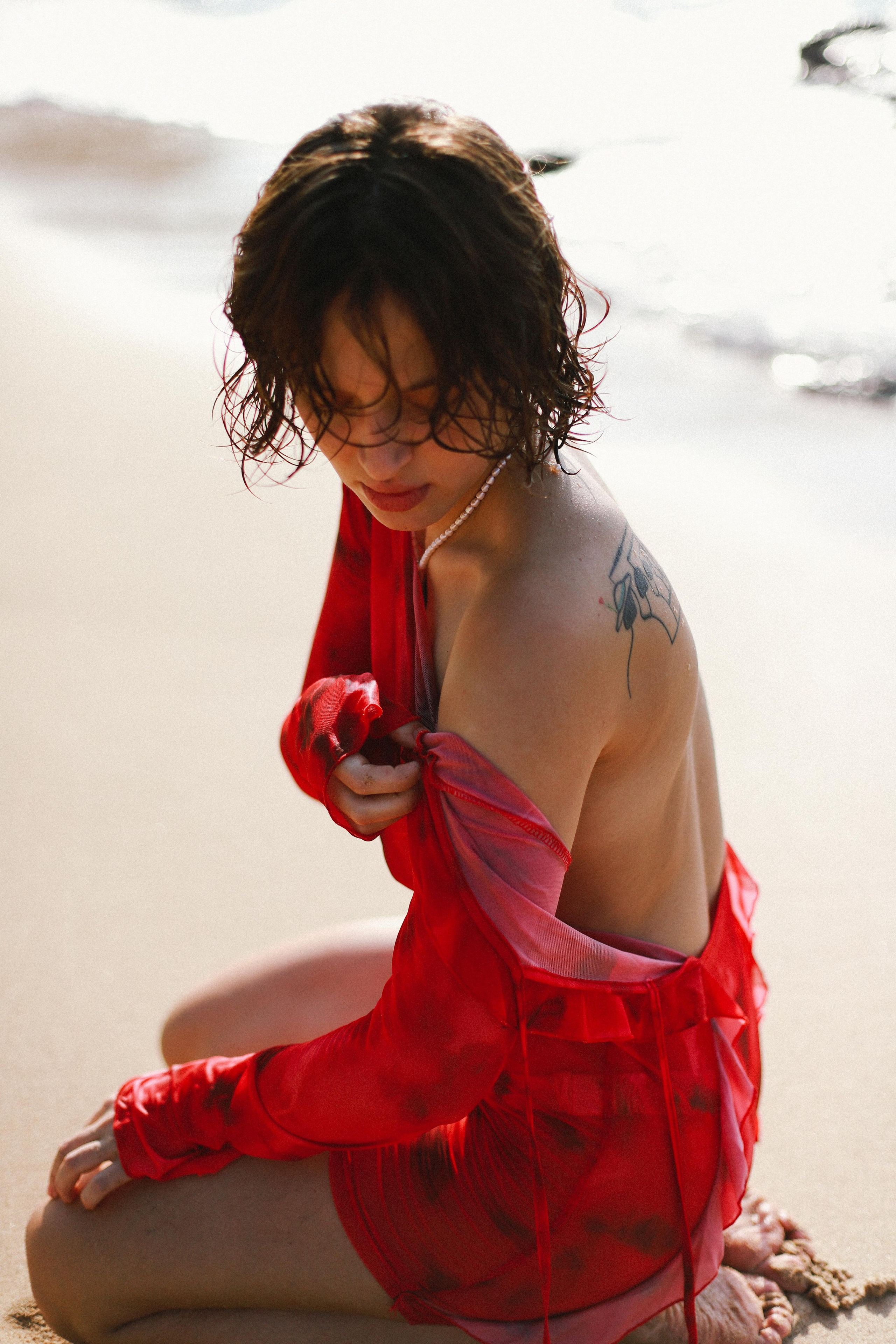 Арт-портрет в стиле 35 мм: девушка в красном платье с банановым листом в натуральном бассейне | Вера Казанцева — фотограф Шри-Ланка. Фотограф на Шри-Ланке