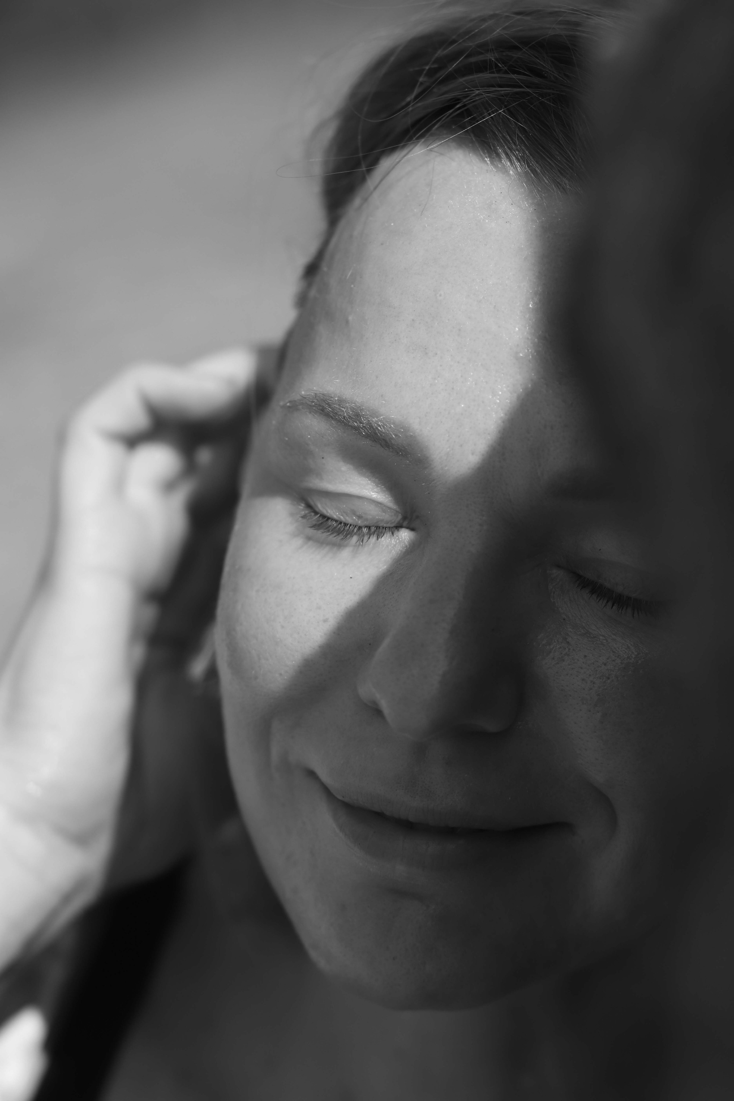 Экспресс-съемка 30 мин: девушка с серфом в воде на пляже Поттувиль Шри-Ланка. Фотограф на Шри-Ланке