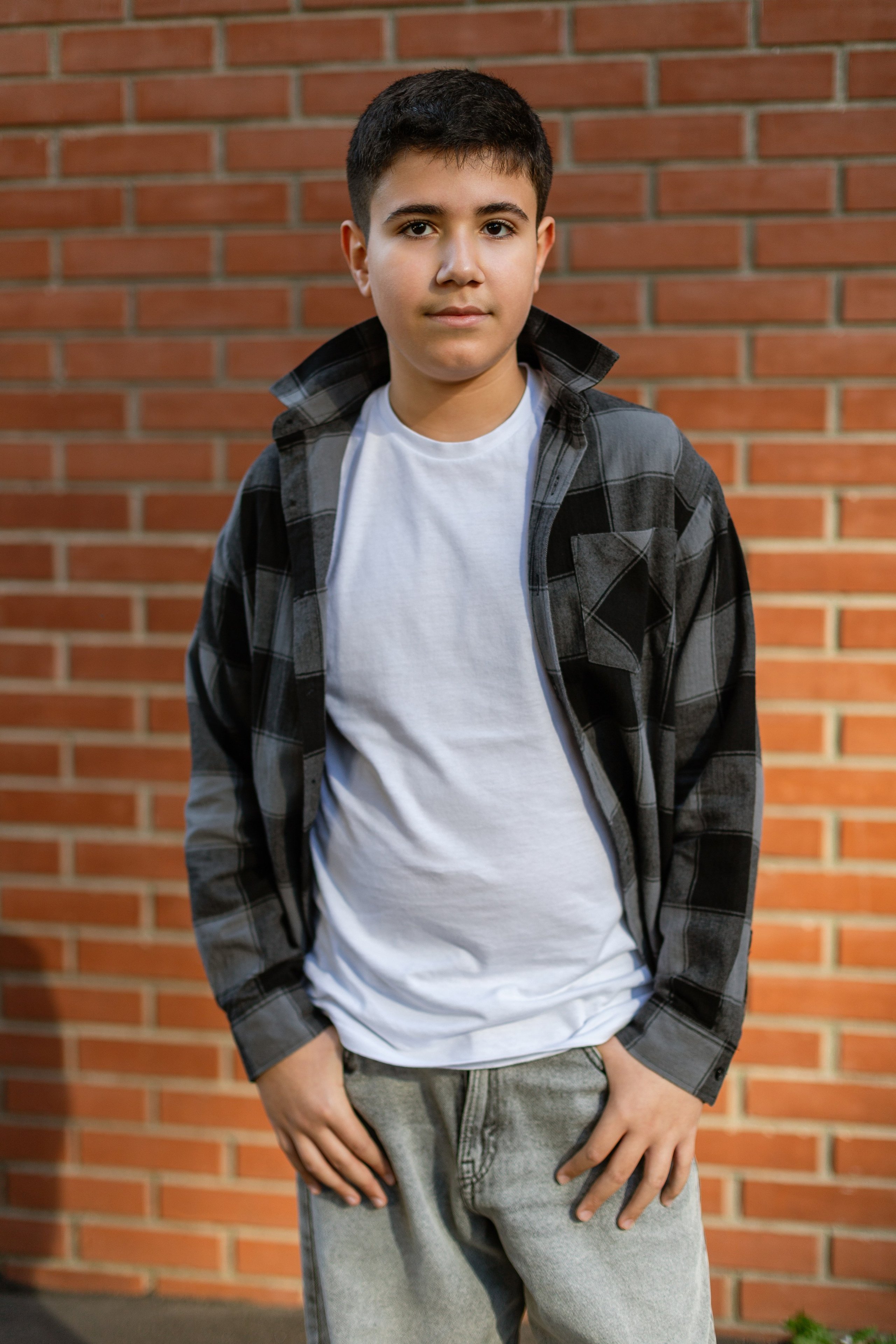 Идеи для школьных фото на улице, мальчик на фоне лофта.