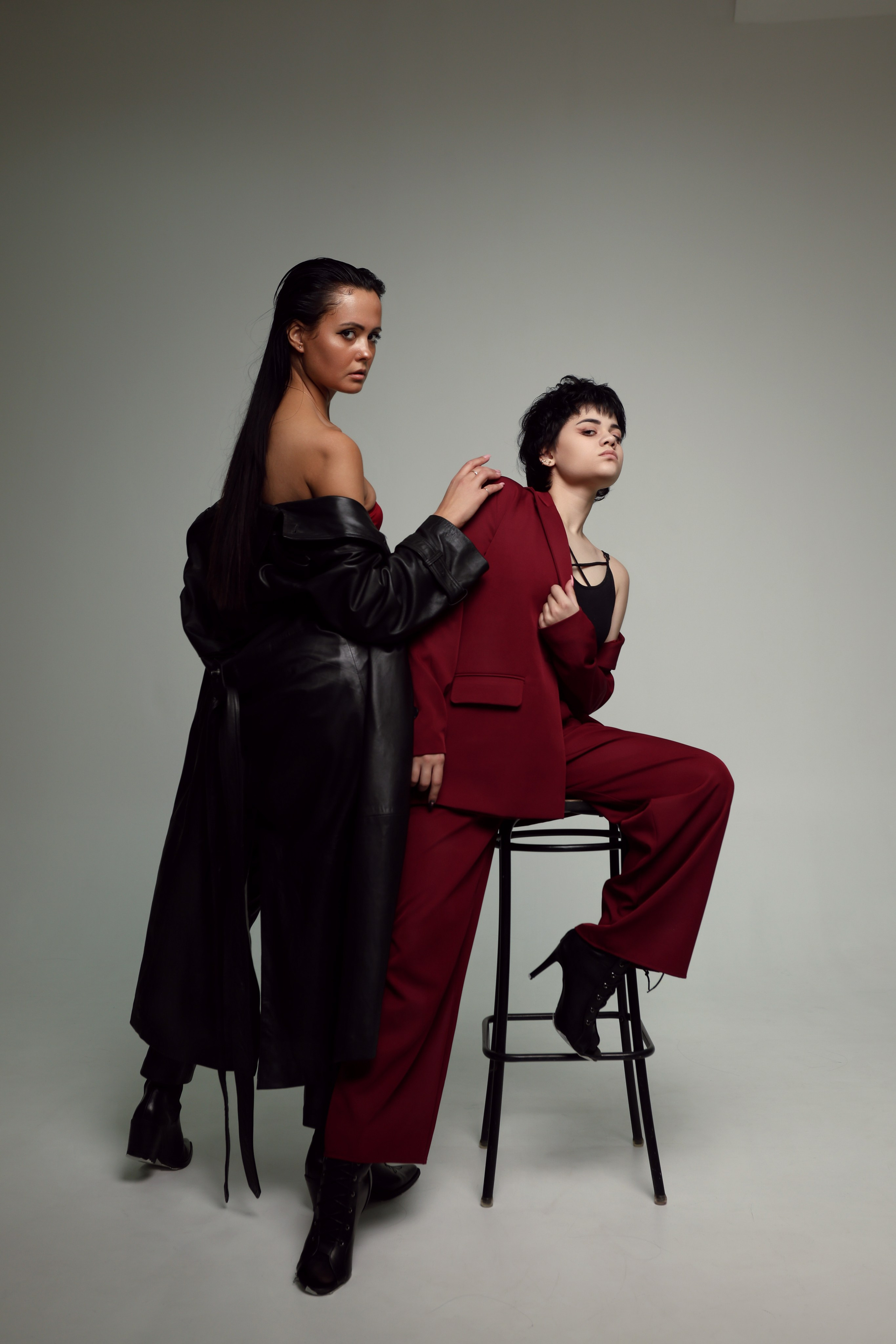 девушки позируют в стильных образах