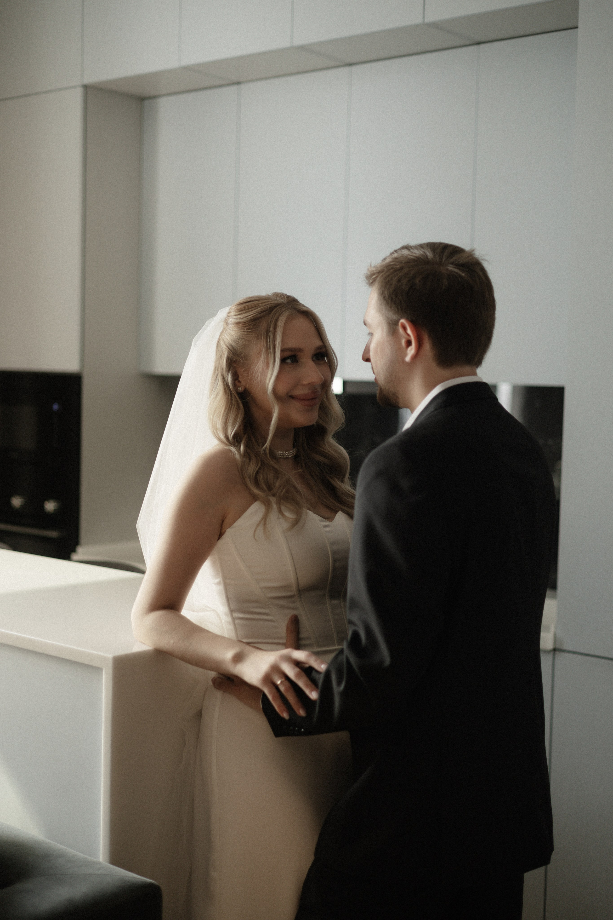 Арина и Дима. Сборы, роспись и прогулка. Свадебный и портретный фотограф в Москве Анастасия Масюк