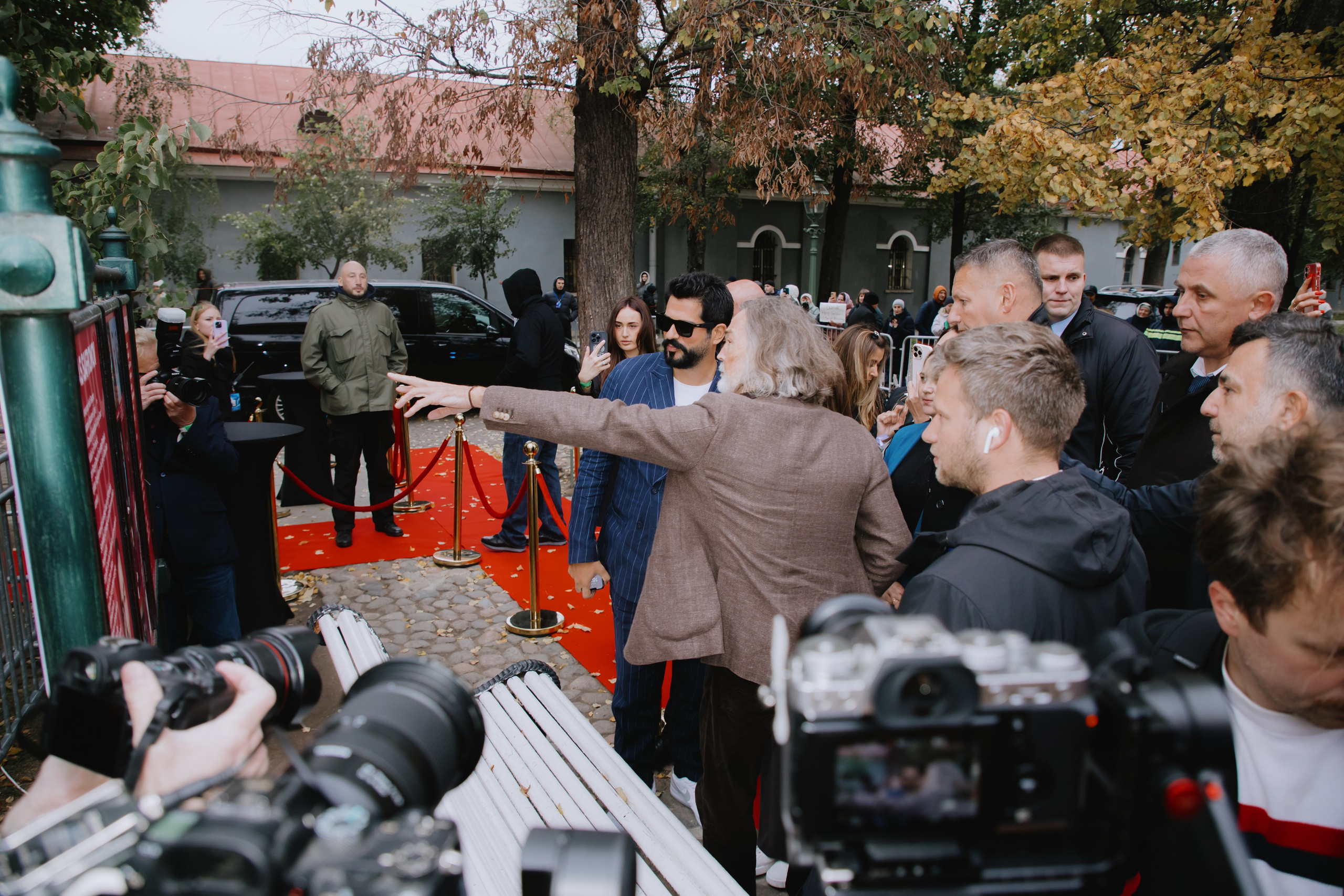 Бурак Озчивит посетил выставку Никаса Сафронова. Фотограф в Москве и Санкт-Петербурге Дарина