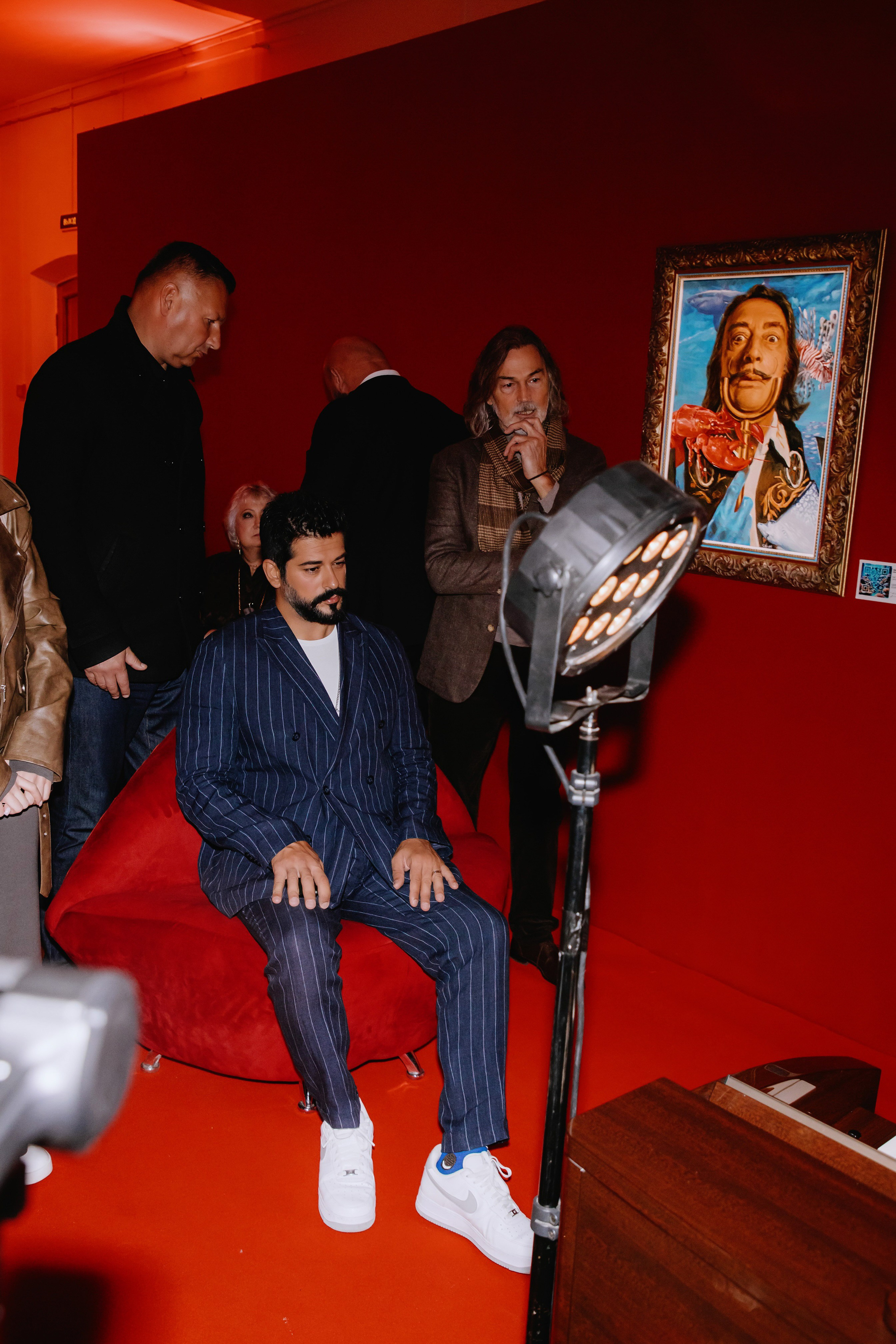 Бурак Озчивит посетил выставку Никаса Сафронова. Фотограф в Москве и Санкт-Петербурге Дарина